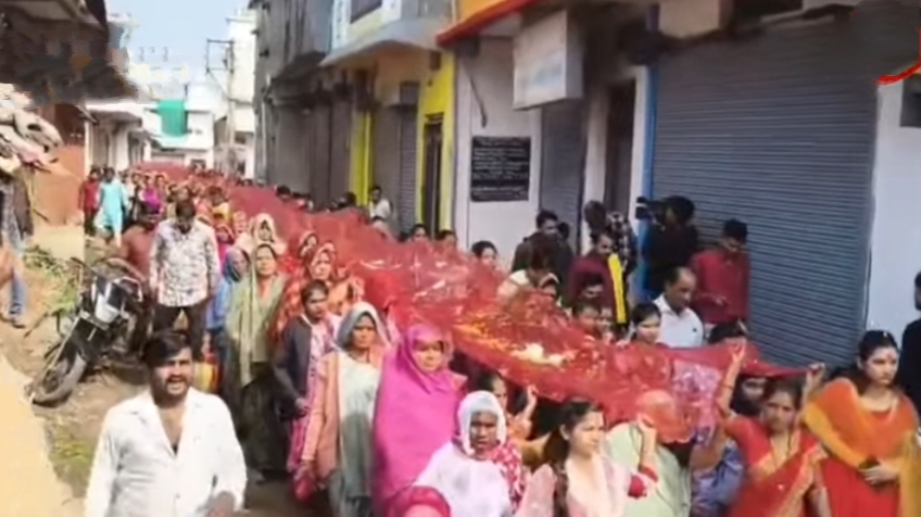 भक्ति का महासंगम: टड़ा से बरमान तक 101 मीटर लंबी चुनरी यात्रा, करीब 100 किमी पैदल चलकर मां नर्मदा को अर्पित होगी चुनरी 