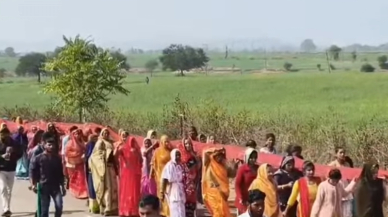 भक्ति का महासंगम: टड़ा से बरमान तक 101 मीटर लंबी चुनरी यात्रा, करीब 100 किमी पैदल चलकर मां नर्मदा को अर्पित होगी चुनरी 