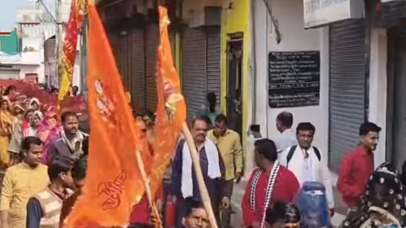 भक्ति का महासंगम: टड़ा से बरमान तक 101 मीटर लंबी चुनरी यात्रा, करीब 100 किमी पैदल चलकर मां नर्मदा को अर्पित होगी चुनरी 