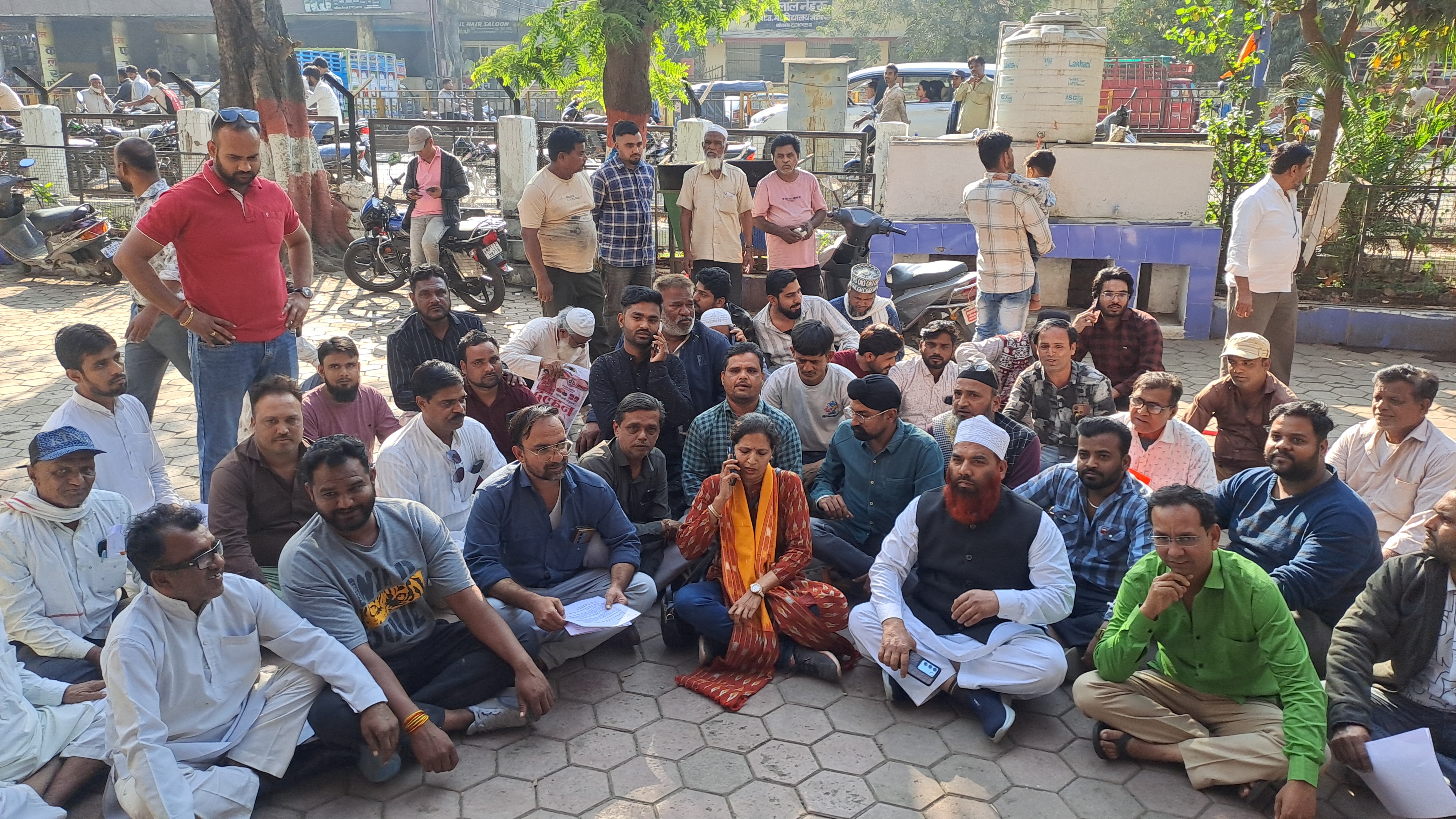 एस आई आर प्रक्रिया में आपत्ति लगने को लेकर कांग्रेसी ने मोघट थाने पहुंचकर जताया विरोध,दिया धरना कार्यवाही की मांग की