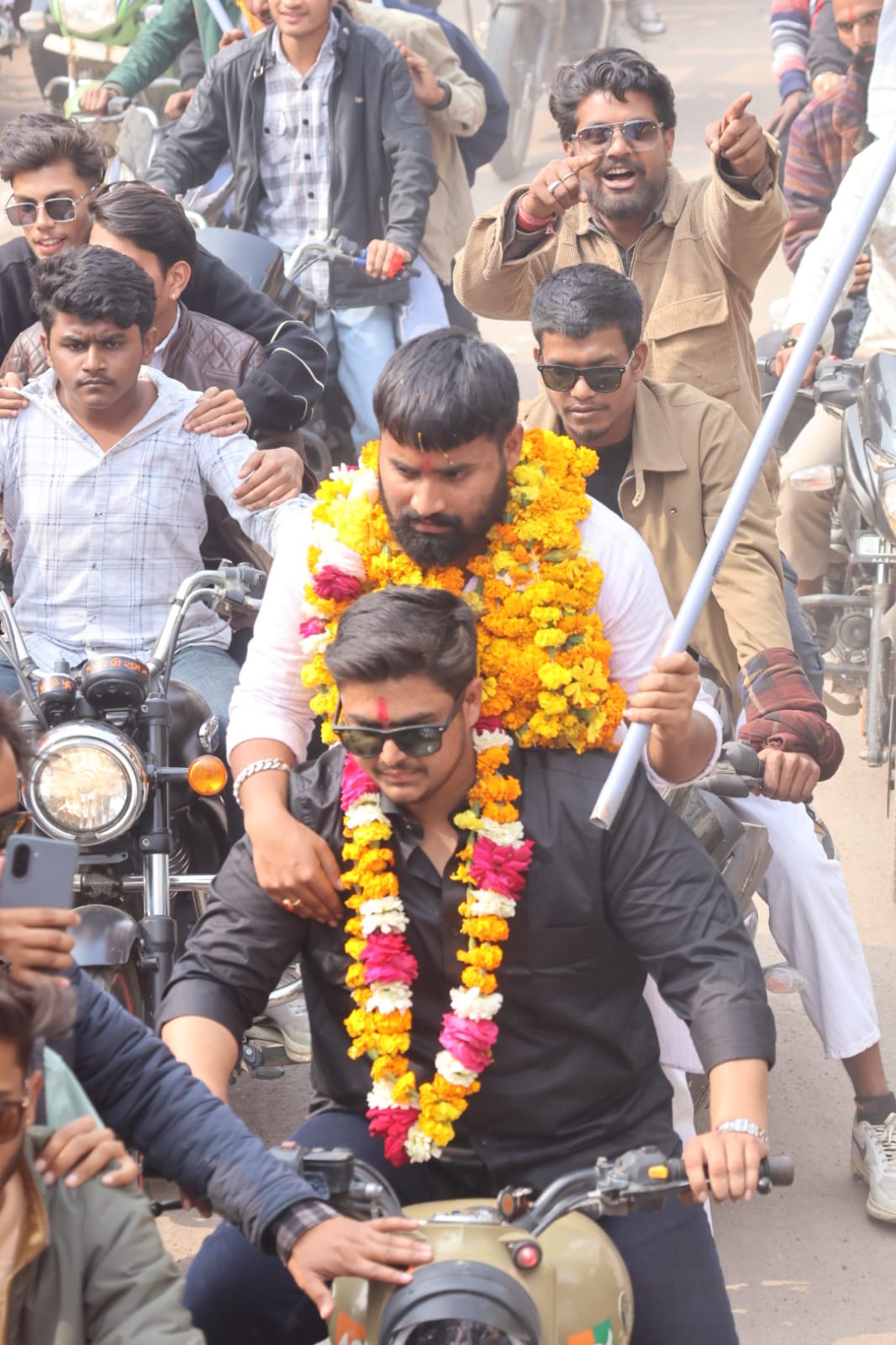 यशपाल परमार और रोहित राजा अमरवा के नेतृत्व में एक ऐतिहासिक और विशाल तिरंगा मोटरसाइकिल रैली निकाली