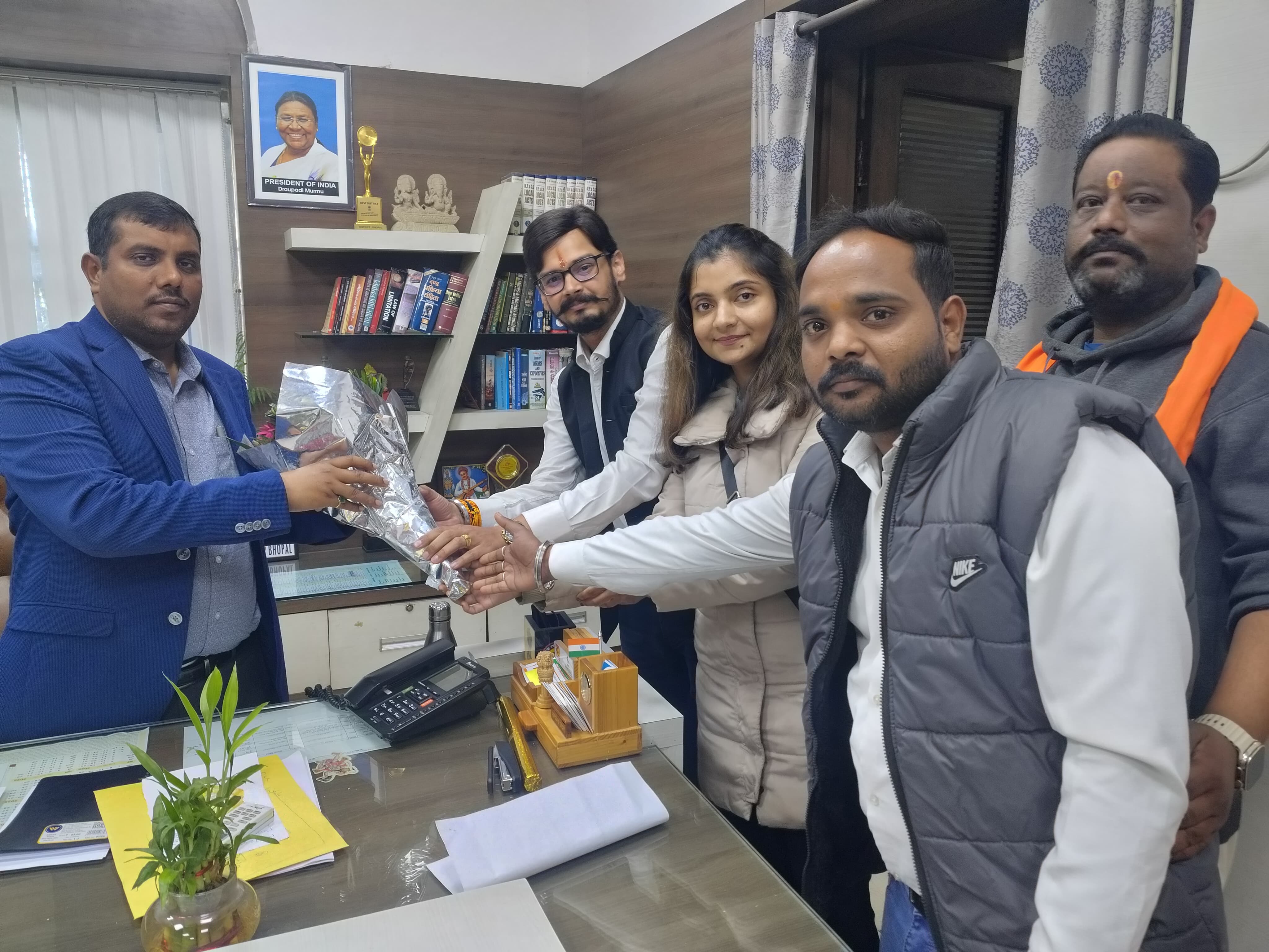 भोपाल: अवैध निर्माण और भू राजस्व के खिलाफ युवा LJP(R) ने कलेक्टर से की सख्त कार्यवाही की मांग