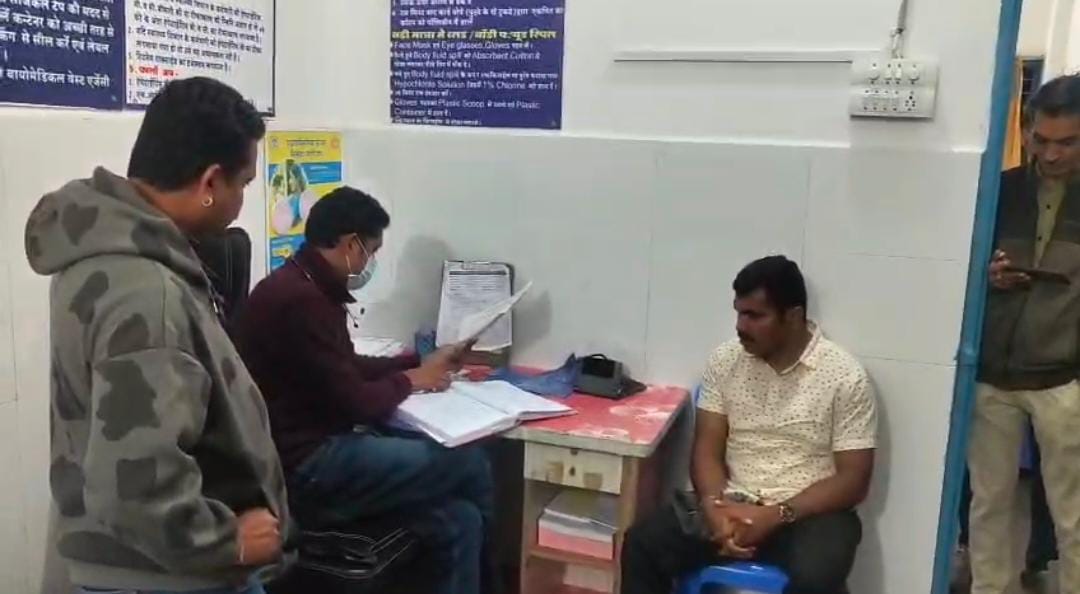 अपराधी को पकड़ने आई टीम को पत्थर-धारदार हथियारों से मारा; सब इंस्पेक्टर और जवान घायल