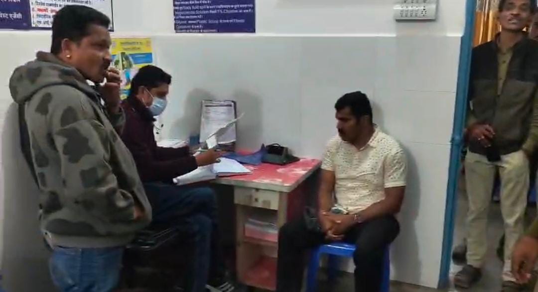 अपराधी को पकड़ने आई टीम को पत्थर-धारदार हथियारों से मारा; सब इंस्पेक्टर और जवान घायल
