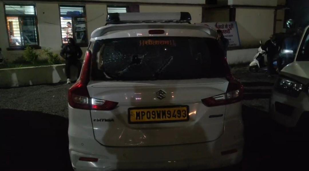 अपराधी को पकड़ने आई टीम को पत्थर-धारदार हथियारों से मारा; सब इंस्पेक्टर और जवान घायल