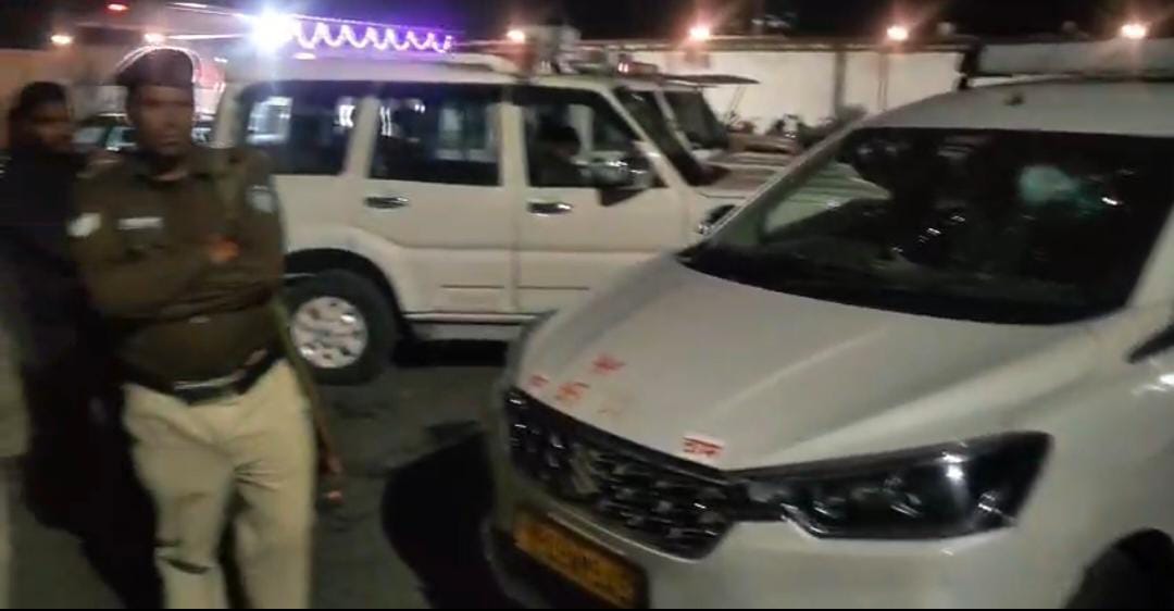 अपराधी को पकड़ने आई टीम को पत्थर-धारदार हथियारों से मारा; सब इंस्पेक्टर और जवान घायल
