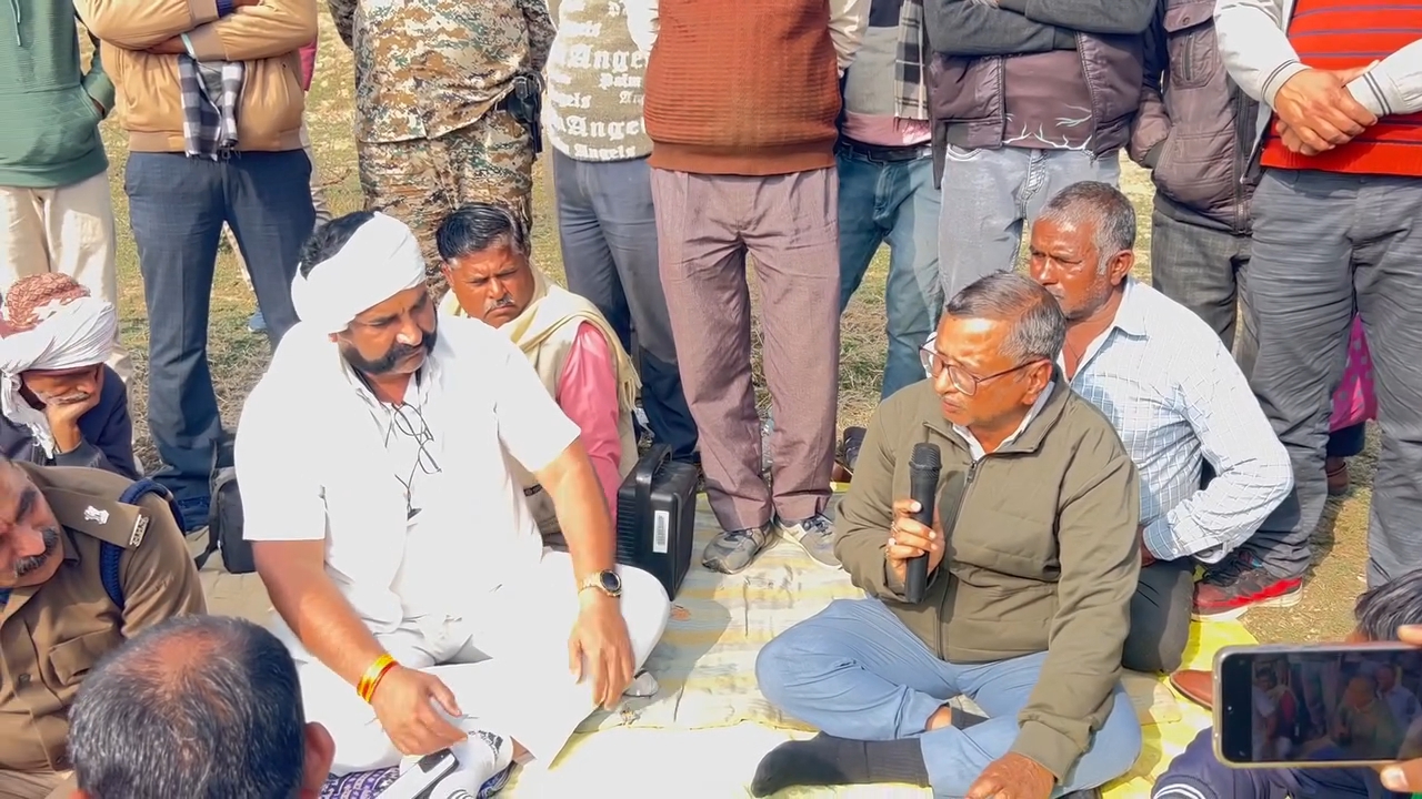 त्यौंथर में किसानों ने रोके धान लोड 5 ट्रक मौके पर पहुंचे जिले के अधिकारियों ने दी समझाइश, धान की फीडिंग न होने से नाराज थे किसान