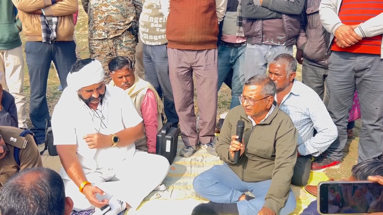 त्यौंथर में किसानों ने रोके धान लोड 5 ट्रक मौके पर पहुंचे जिले के अधिकारियों ने दी समझाइश, धान की फीडिंग न होने से नाराज थे किसान