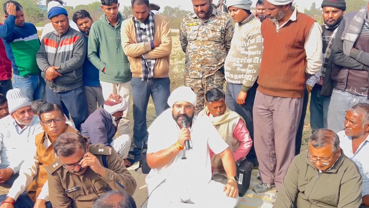 त्यौंथर में किसानों ने रोके धान लोड 5 ट्रक मौके पर पहुंचे जिले के अधिकारियों ने दी समझाइश, धान की फीडिंग न होने से नाराज थे किसान
