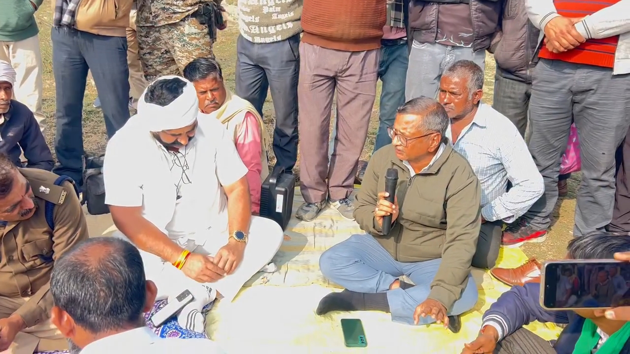 त्यौंथर में किसानों ने रोके धान लोड 5 ट्रक मौके पर पहुंचे जिले के अधिकारियों ने दी समझाइश, धान की फीडिंग न होने से नाराज थे किसान