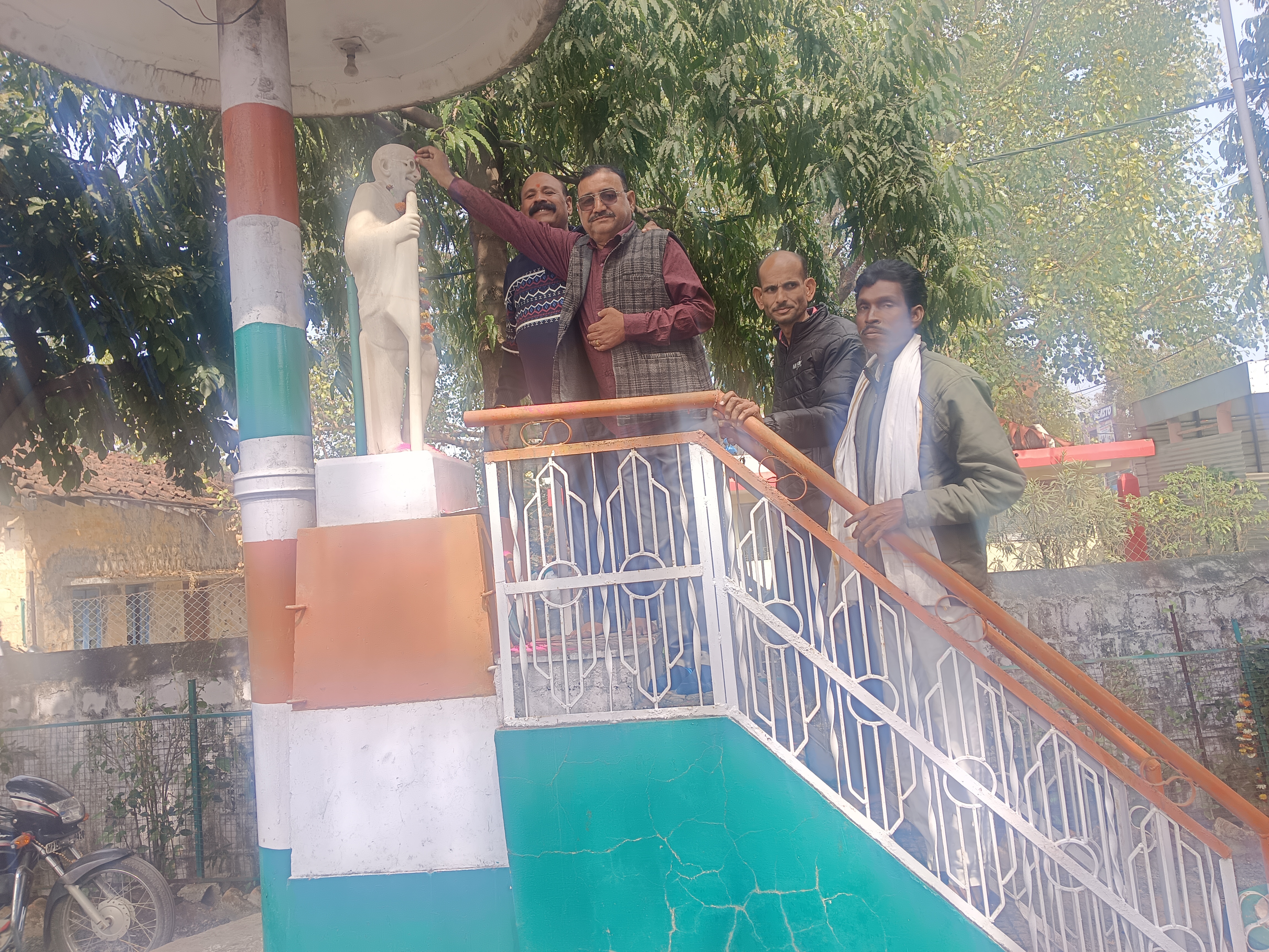 महात्मा गांधी की पुण्यतिथि: केसली ब्लॉक कांग्रेस ने बापू की प्रतिमा पर अर्पित किए श्रद्धा सुमन