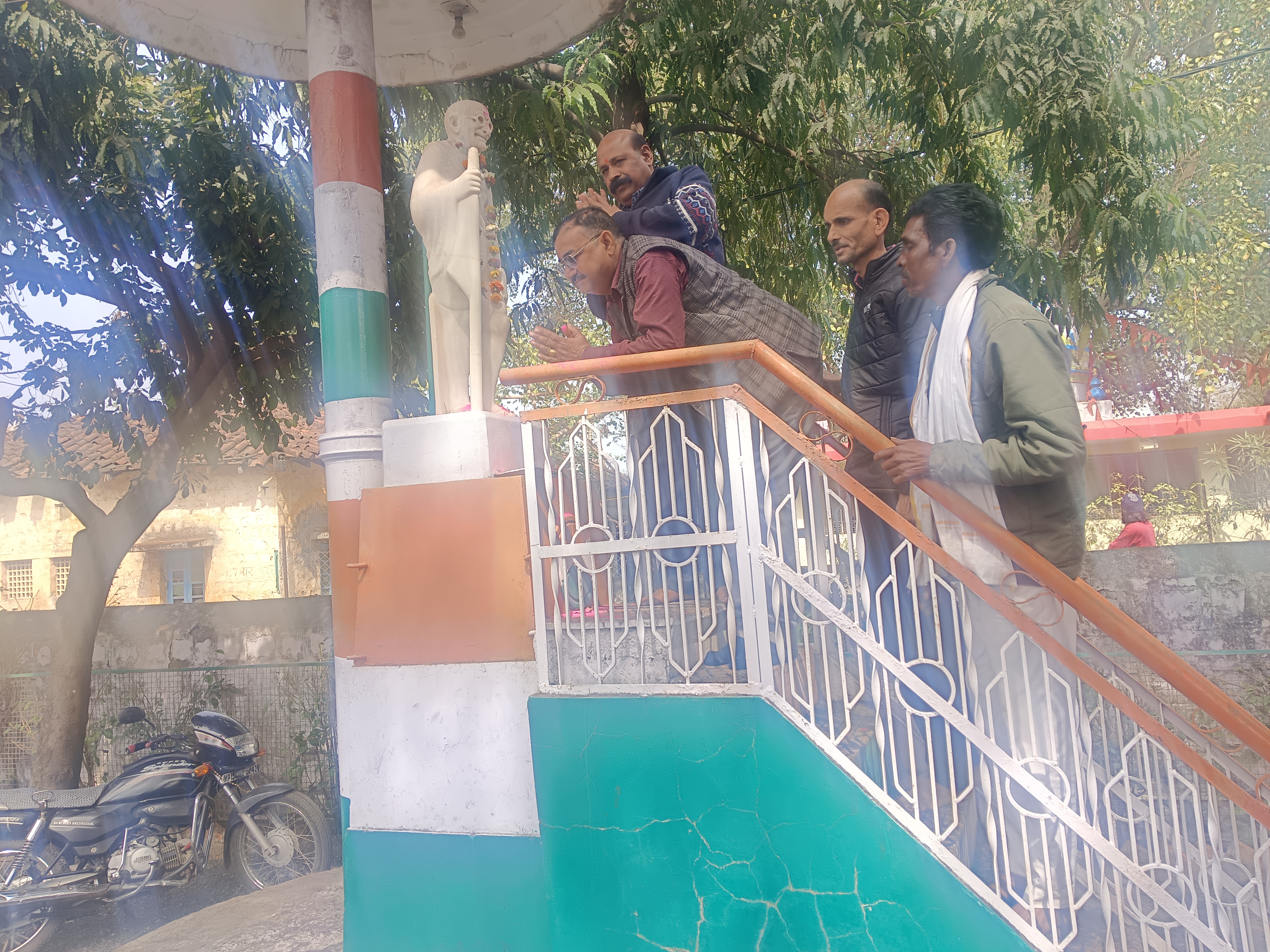महात्मा गांधी की पुण्यतिथि: केसली ब्लॉक कांग्रेस ने बापू की प्रतिमा पर अर्पित किए श्रद्धा सुमन