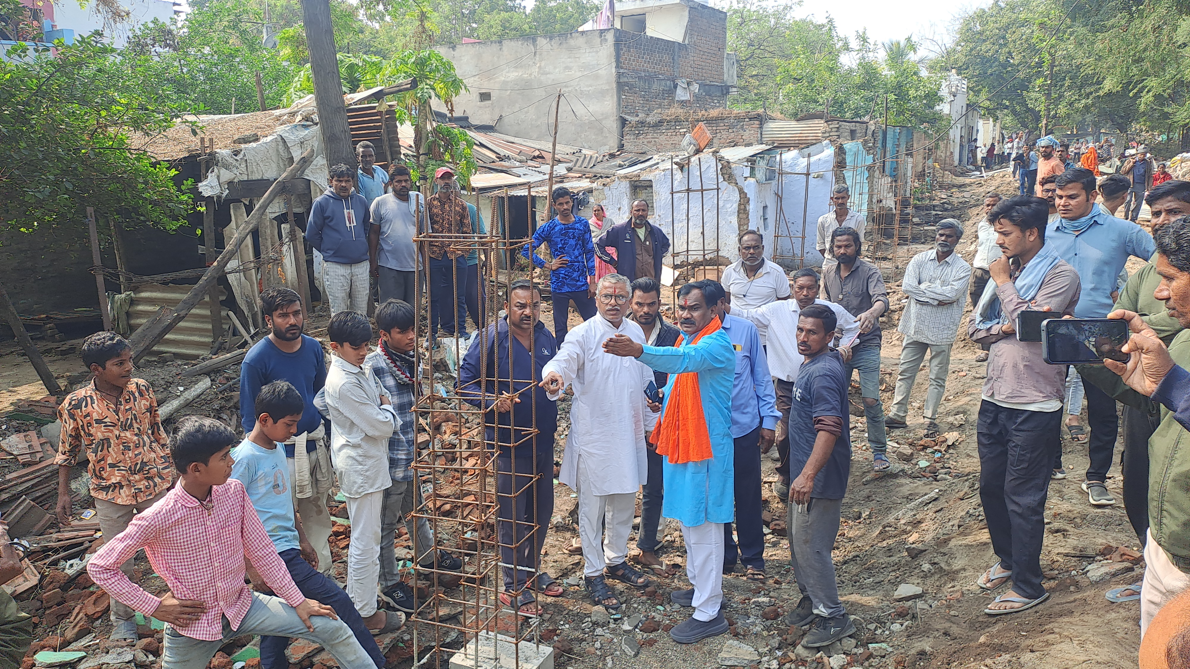 अतिक्रमण हटाने को लेकर रेलवे और विधायक प्रतिनिधि के बीच बहस