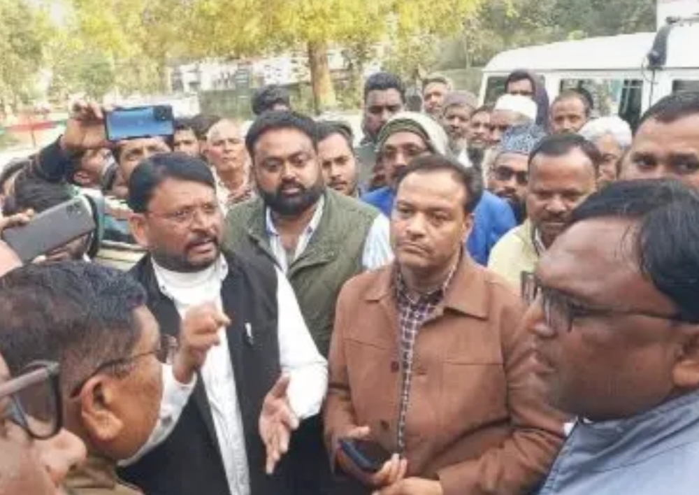 सीधी जिले में मतदाता सूची से नाम काटे जाने पर बवाल, प्रशासन पर लगे गंभीर आरोप !