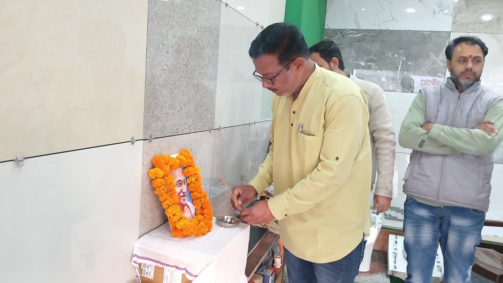 कांग्रेस ने राष्ट्रपिता महात्मा गांधी को श्रद्धा सुमन अर्पित किए बुधनी।