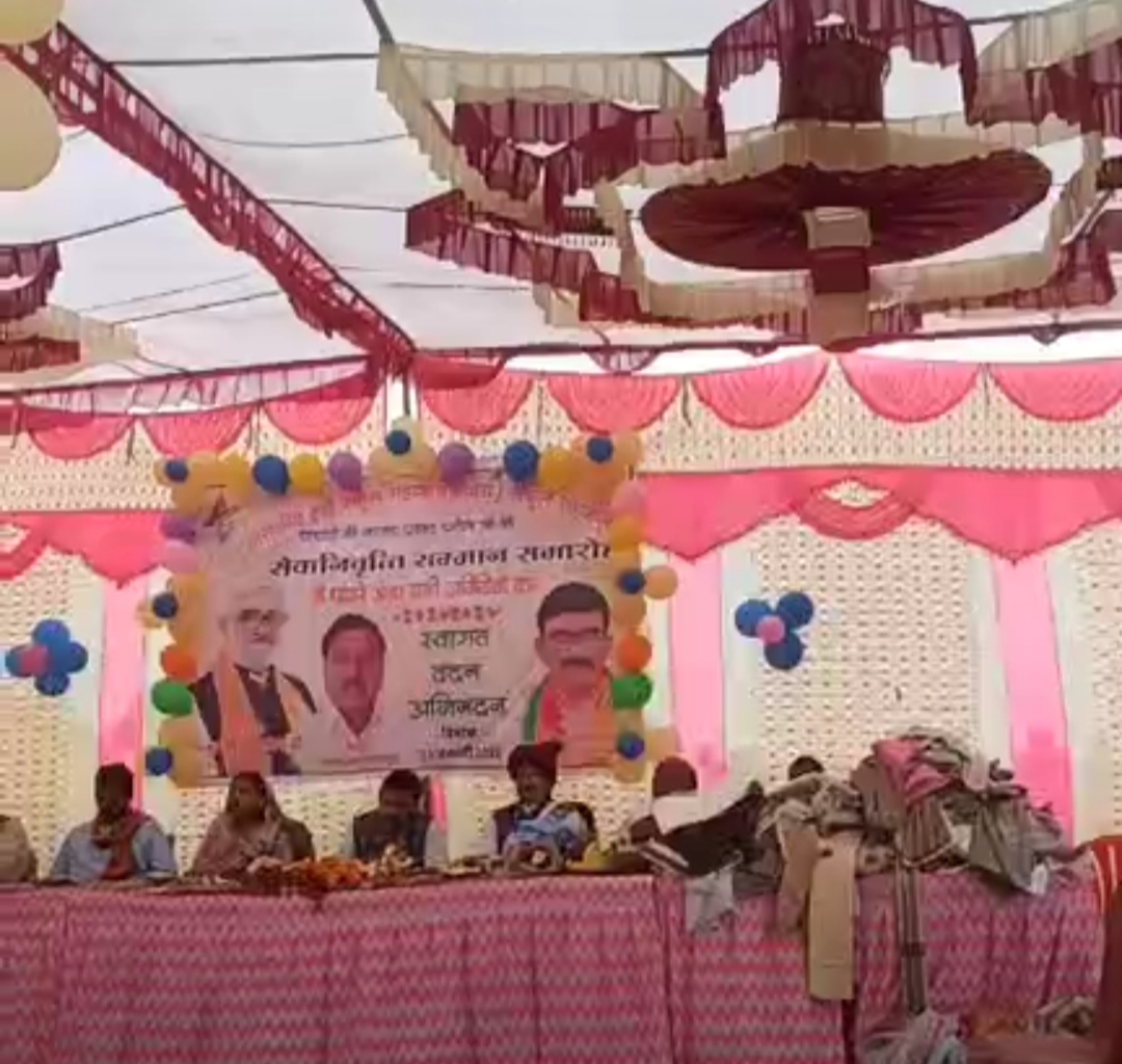 प्राचार्य पटैल को सम्मान सहित विदाई समारोह में शिक्षण संस्थान के छात्रों और शिक्षकों ने भावुक होकर दी विदाई posted by Manish Kumar Chaubey from Sagar