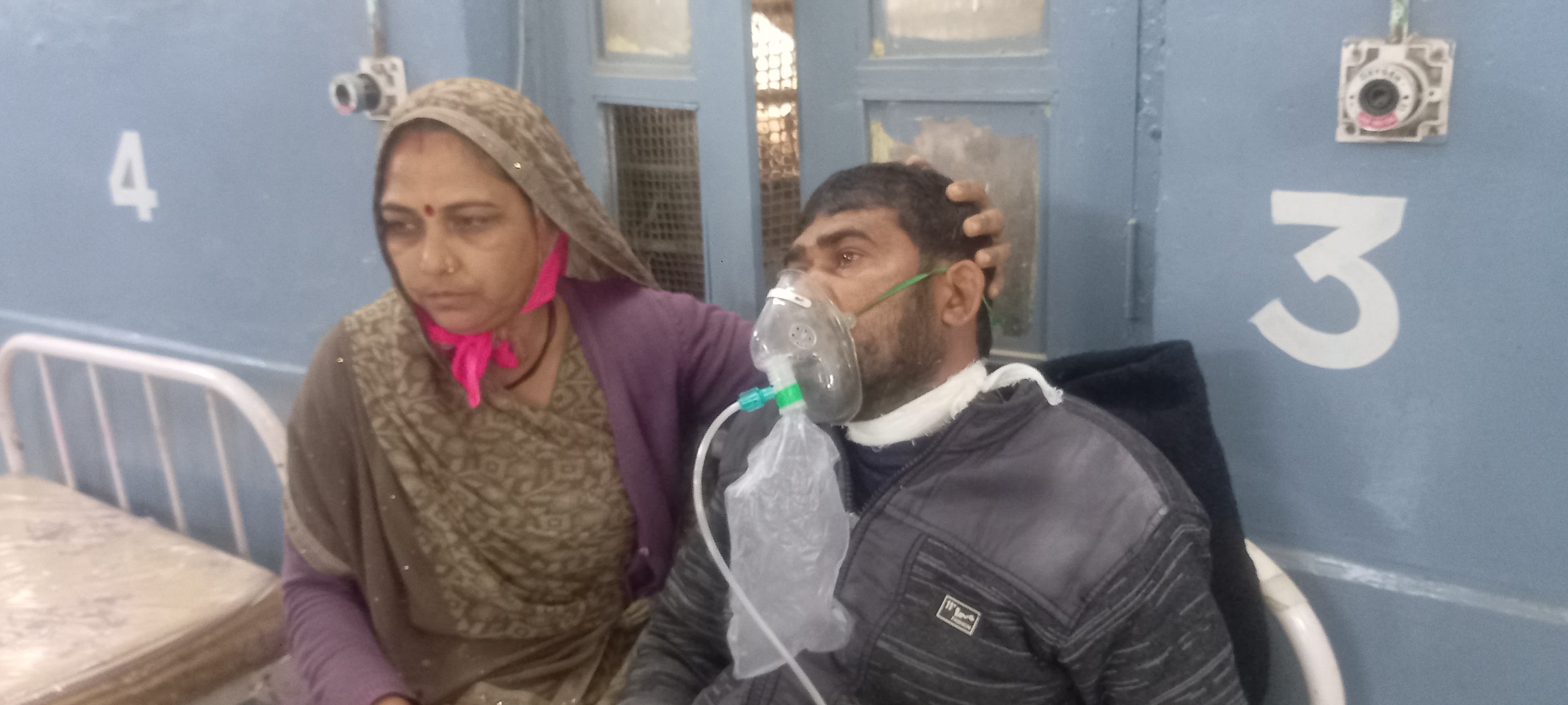खेत में लौकी तोड़ने जा रहे युवक के गले पर चाकू से हमला