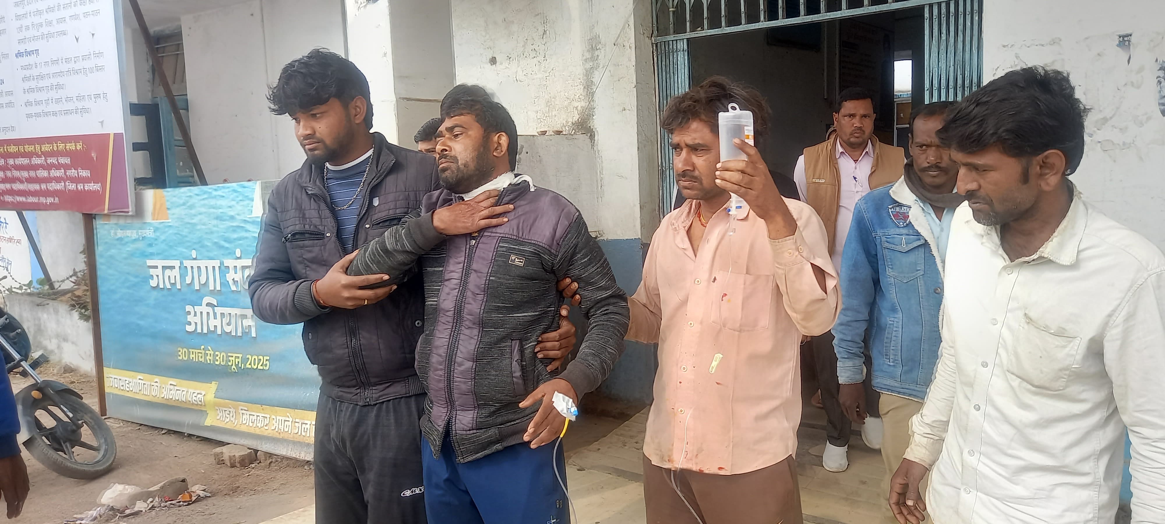 खेत में लौकी तोड़ने जा रहे युवक के गले पर चाकू से हमला