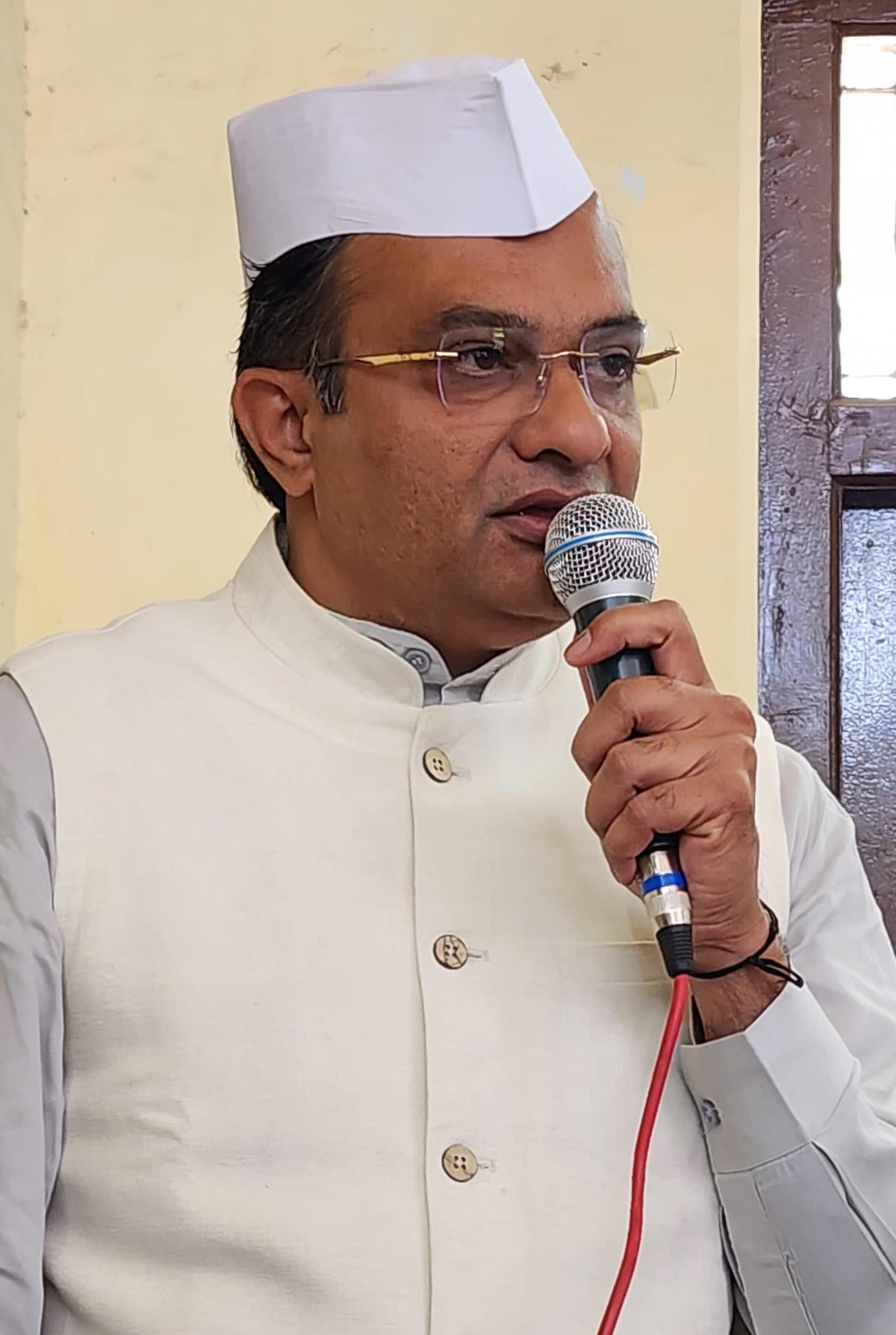 केंद्रीय बजट को लेकर खंडवा कांग्रेस  जिला अध्यक्ष ओर शहर अध्यक्ष ने बजट को बतायाऔपचारिक