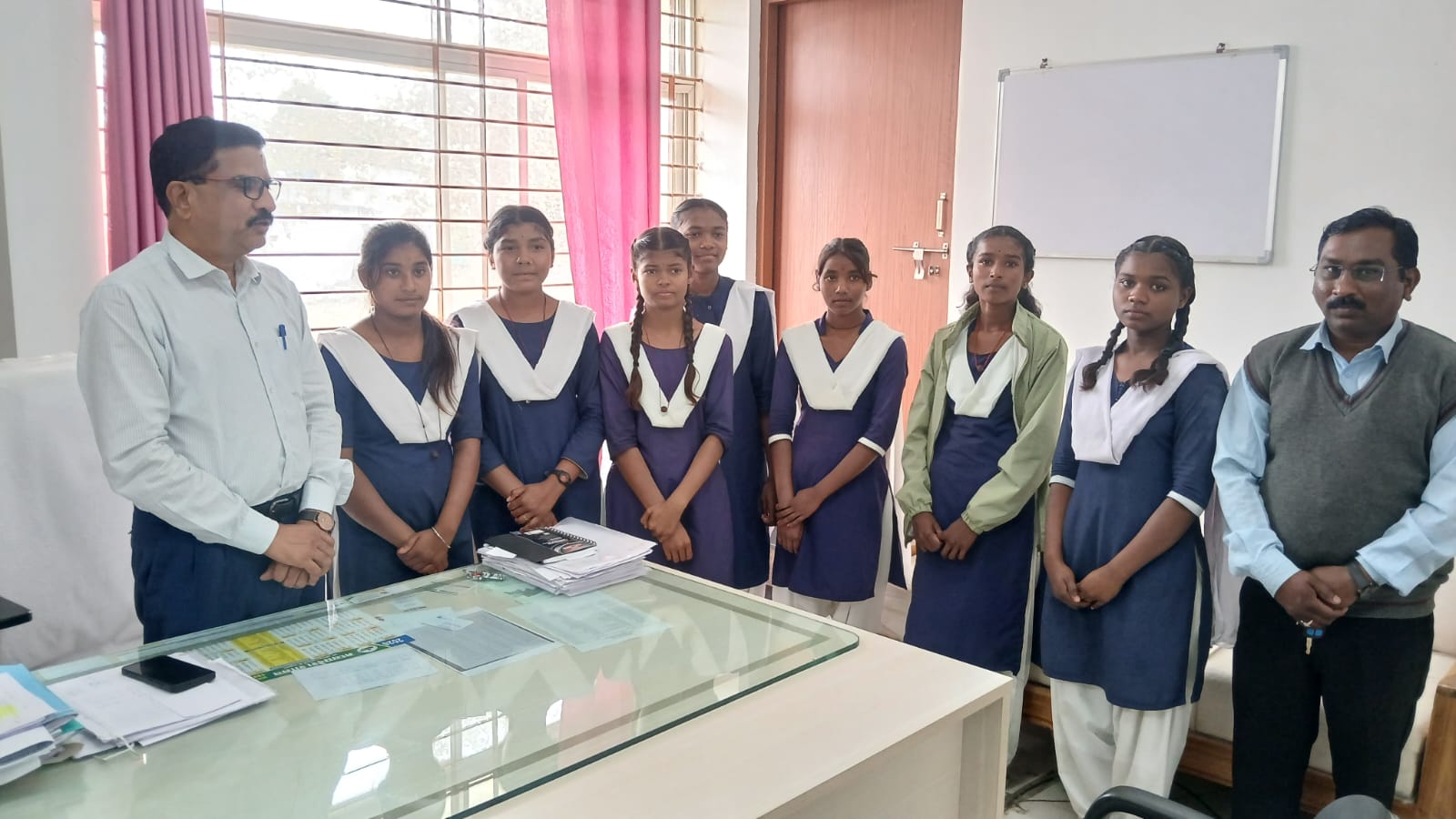 परीक्षा से पहले एसडीएम कार्यालय पहुँचे छात्र, दिनेश तोमर ने दिए सफलता के टिप्स