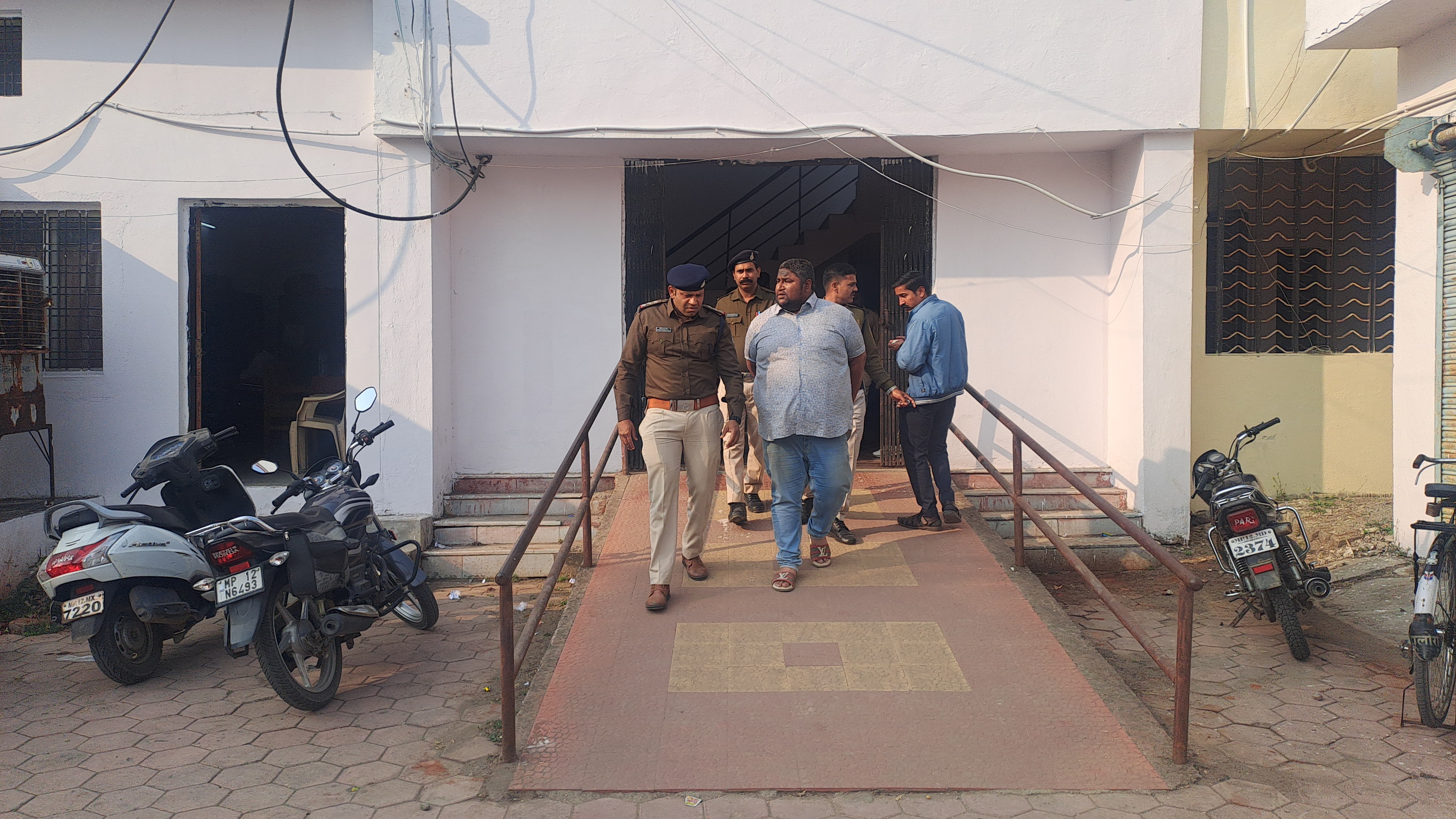 अवैध पटाखा फैक्ट्री संचालित करने वाले आरोपी को पुलिस ने पकड़ा 
