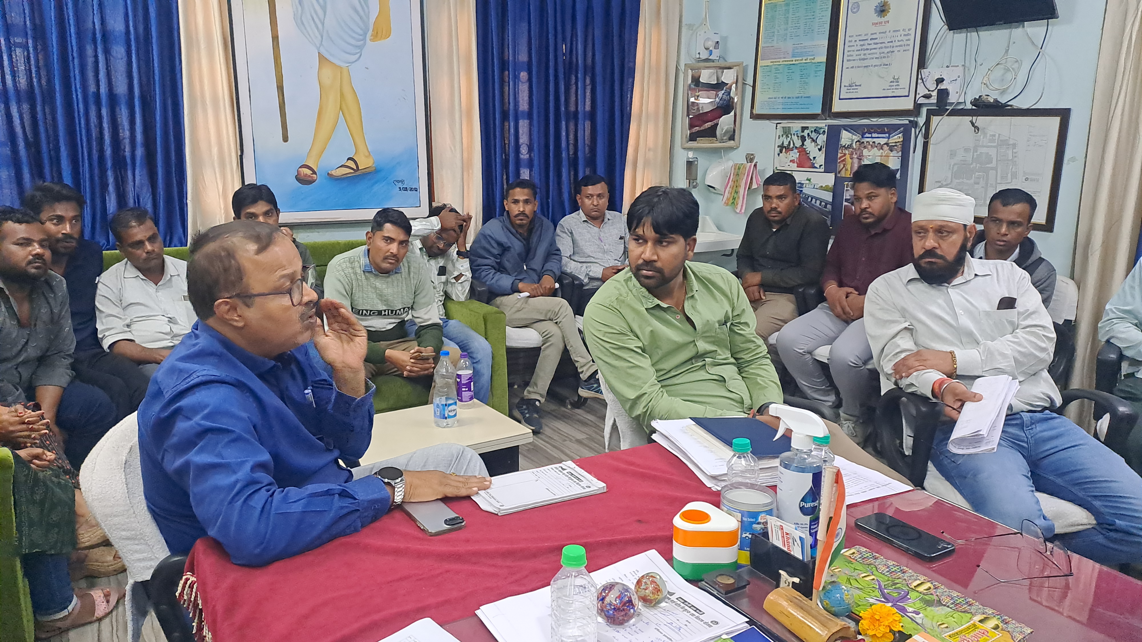 मेडिकल कॉलेज के आउटसोर्स कर्मी हड़ताल पर