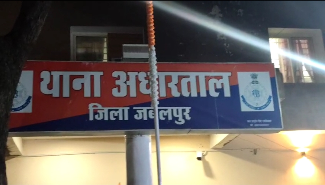 शातिर चोर गुलशन चौधरी हुआ गिरफ्तार, आधारताल क्षेत्र के हर्ष नगर में दिया था चोरी की वारदात को अंजाम