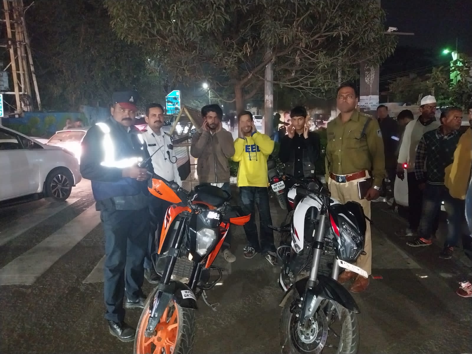 भोपाल: वीआईपी रोड पर तेज रफ्तार बाइक राइडर्स पर पुलिस की कार्रवाई 