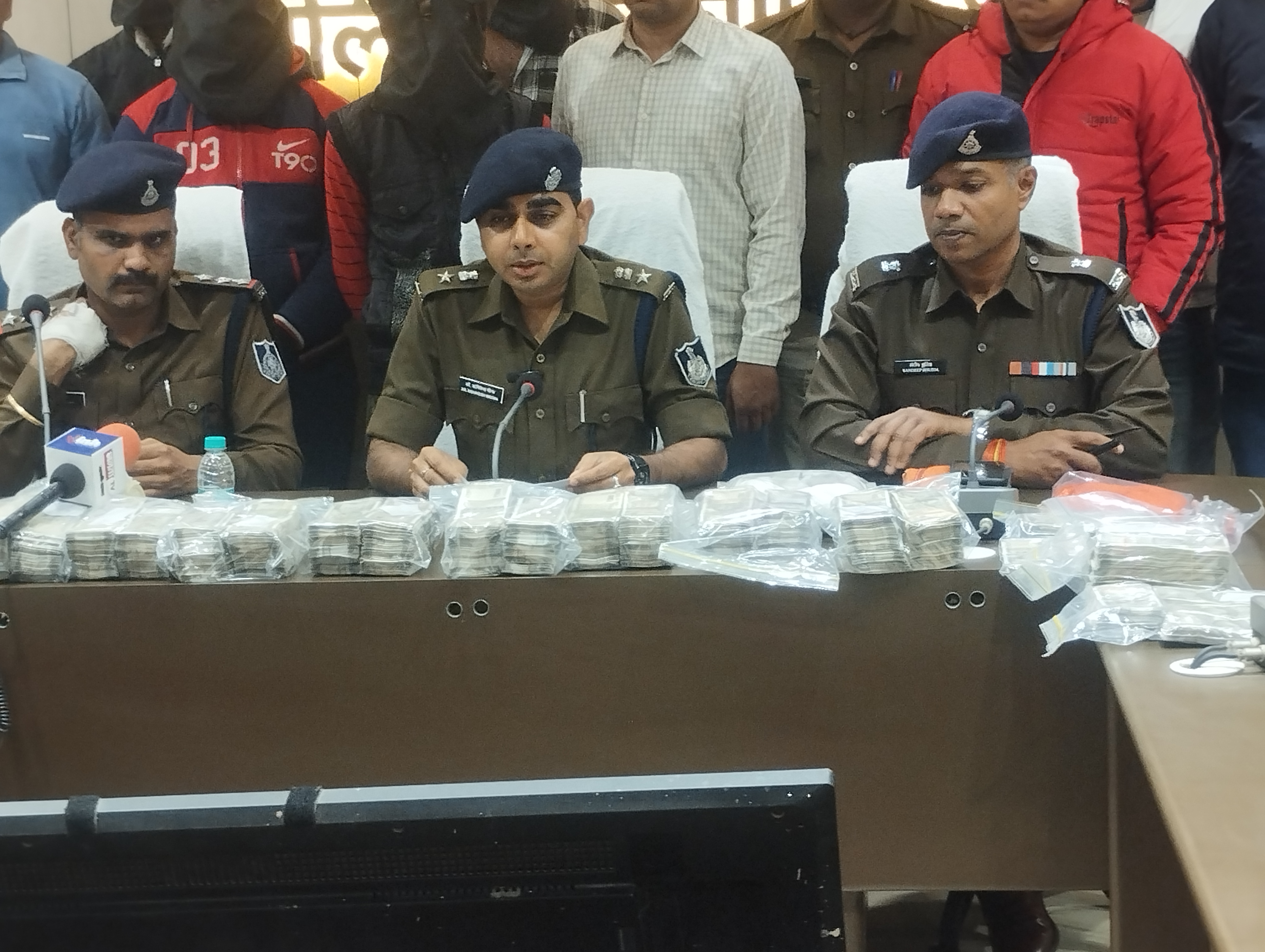 नरसिंहपुर पुलिस को मिली बड़ी सफलता 75 लाख की लूट को चंद्र घंटे में किया खुलासा 