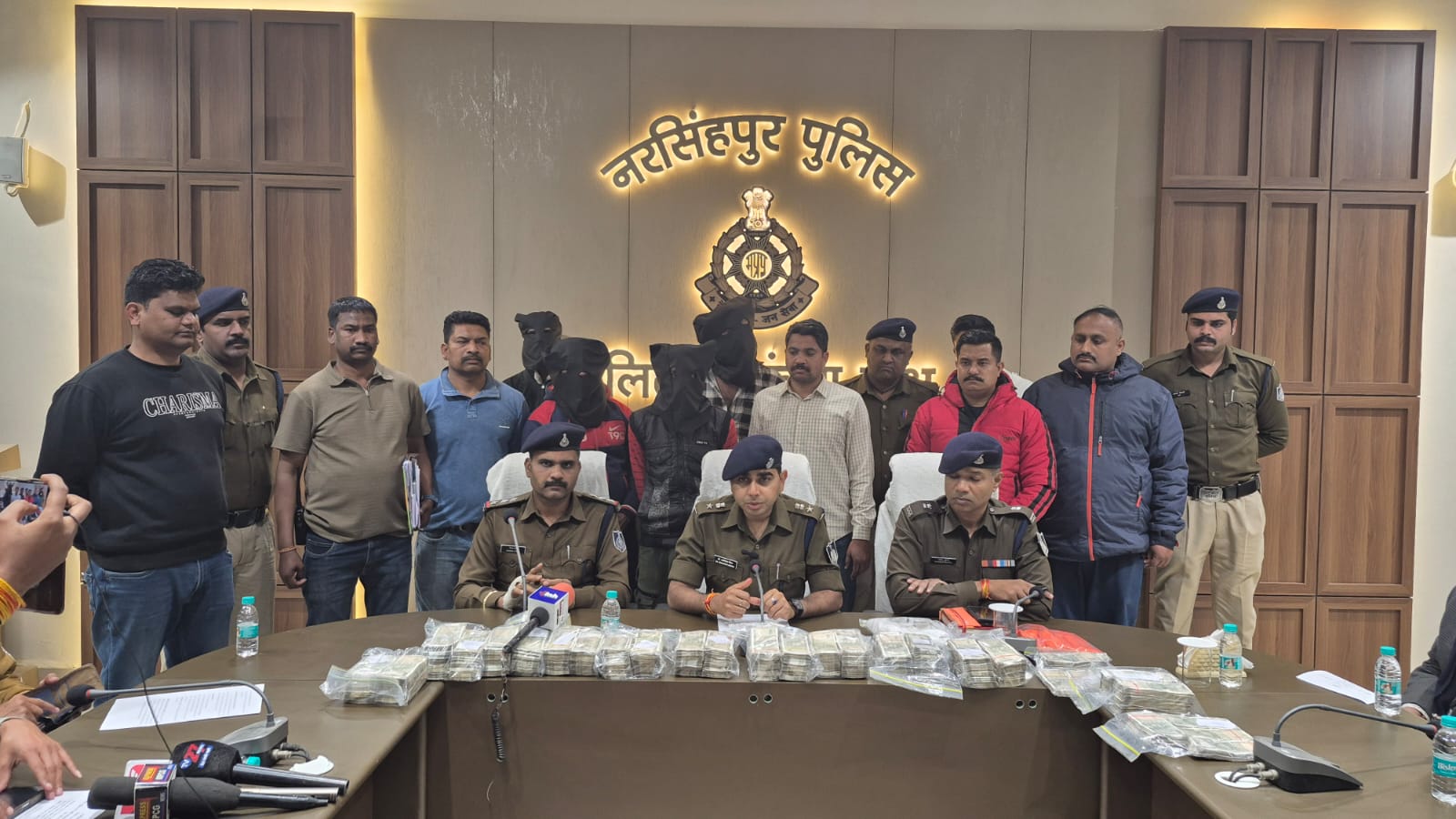 नरसिंहपुर पुलिस को मिली बड़ी सफलता 75 लाख की लूट को चंद्र घंटे में किया खुलासा 