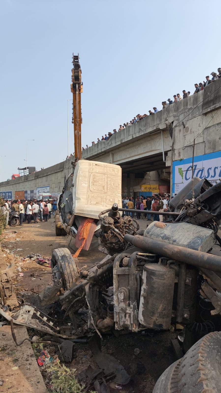 जबलपुर में ब्रिज से नीचे गिरी `मौत`, कार और बाइक पर पलटा हाइवा, 2 की मौत, 6 लोग घायल