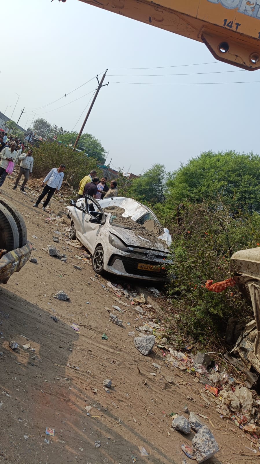 जबलपुर में ब्रिज से नीचे गिरी `मौत`, कार और बाइक पर पलटा हाइवा, 2 की मौत, 6 लोग घायल