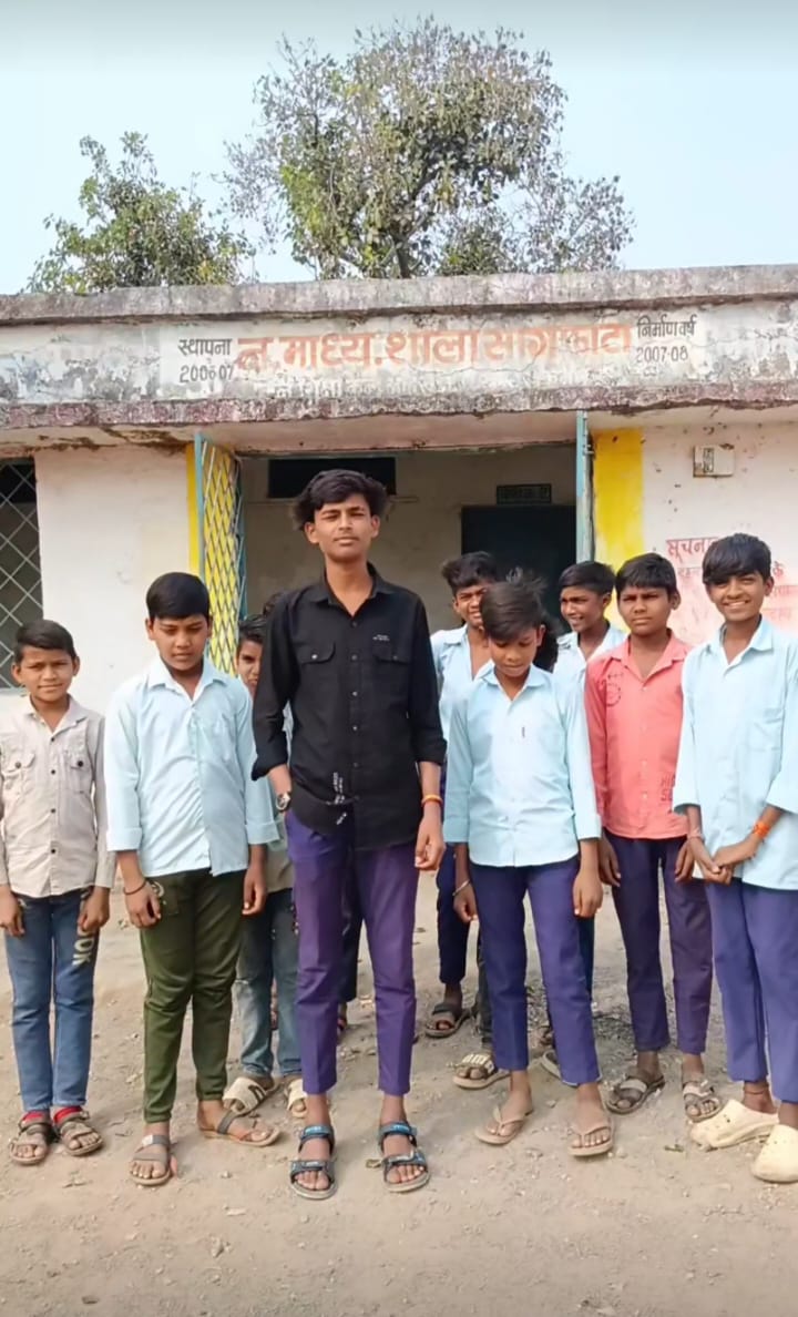 कलेक्टर के आदेश का पालन नहीं हो रहा है साथ फटा की जर्जर स्कूल को तोड़ने का