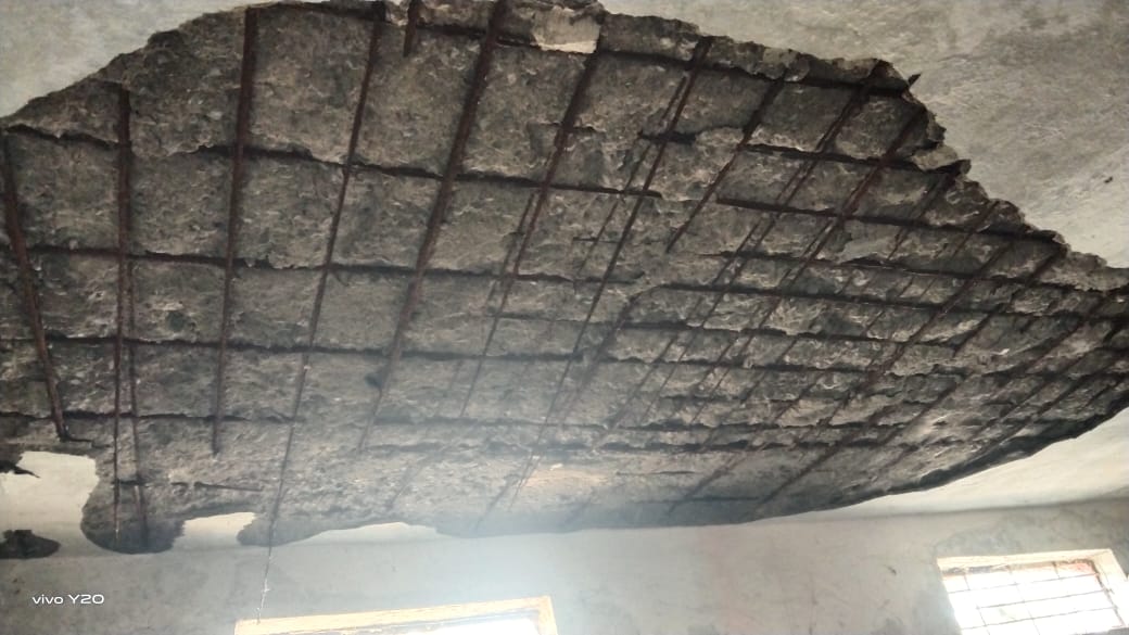 कलेक्टर के आदेश का पालन नहीं हो रहा है साथ फटा की जर्जर स्कूल को तोड़ने का