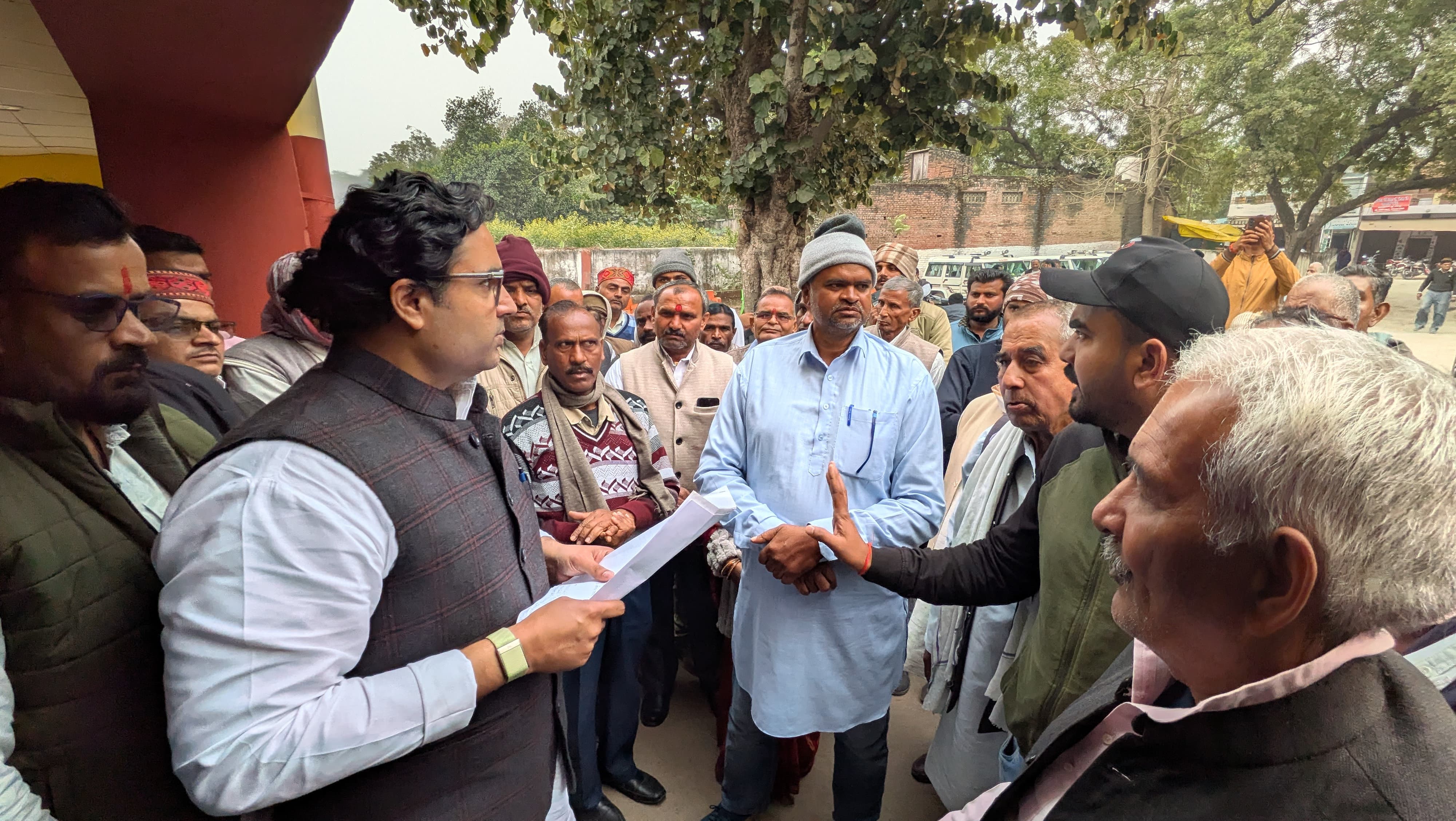 जनता की समस्याओं को सुनने पहुंचे त्योंथर विधायक सिद्धार्थ तिवारी 'राज'