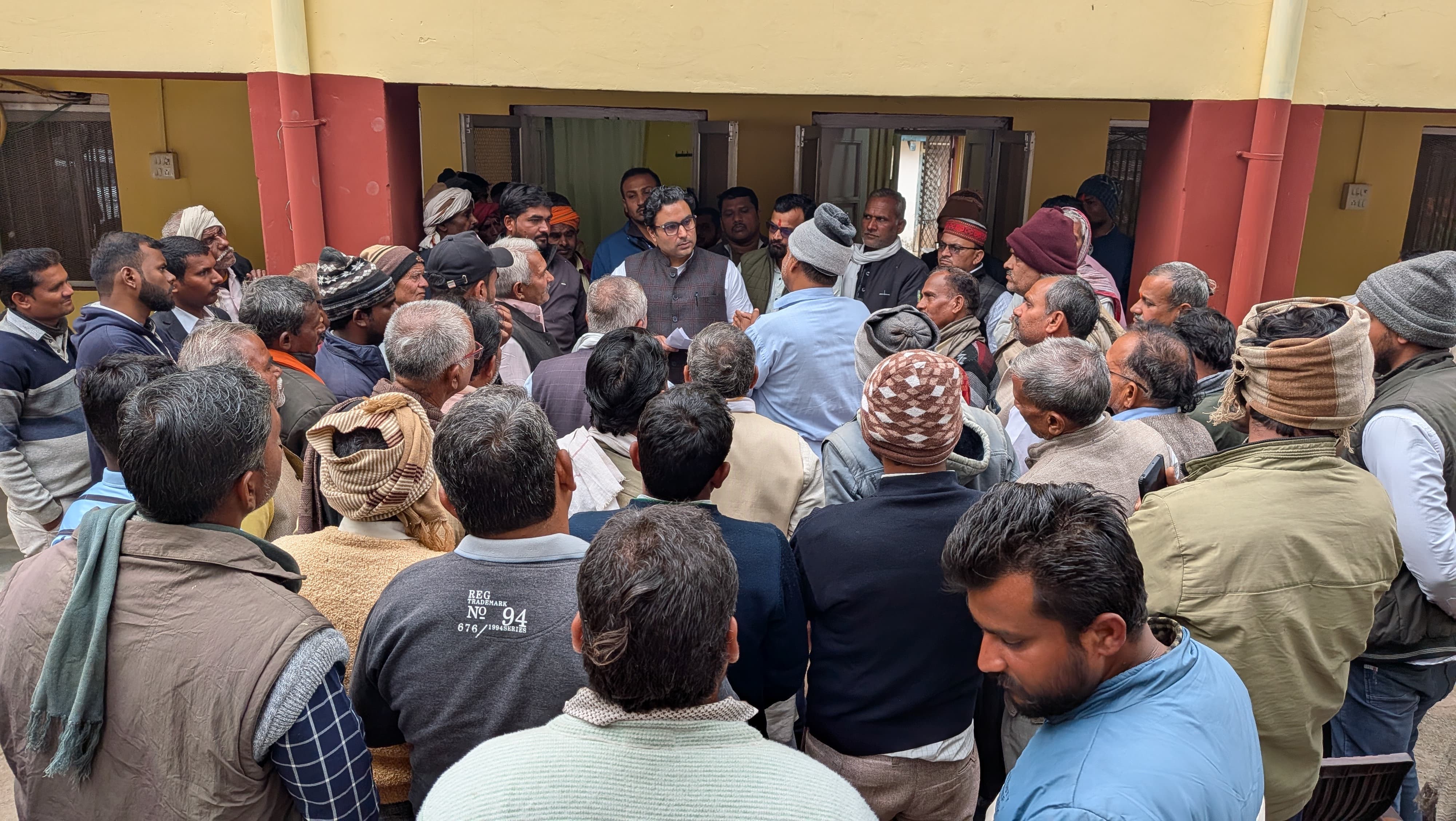 जनता की समस्याओं को सुनने पहुंचे त्योंथर विधायक सिद्धार्थ तिवारी 'राज'