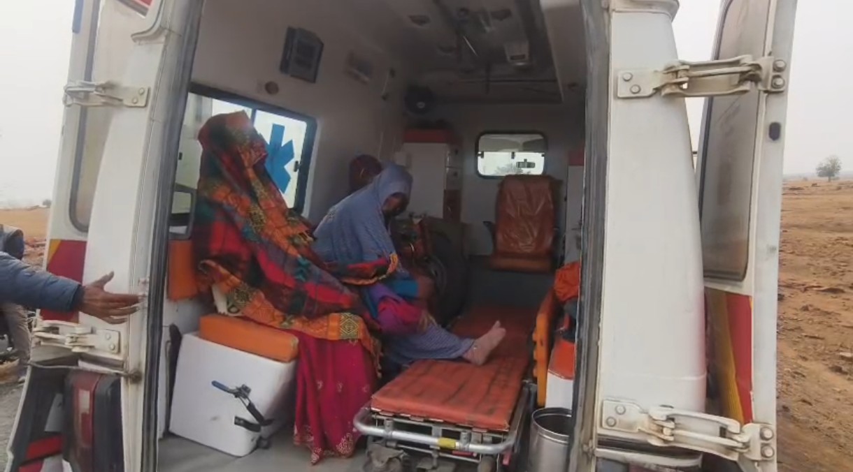 दमोह छतरपुर मार्ग पर खाई में पलटी बुलेरो तीन महिलाएं घायल