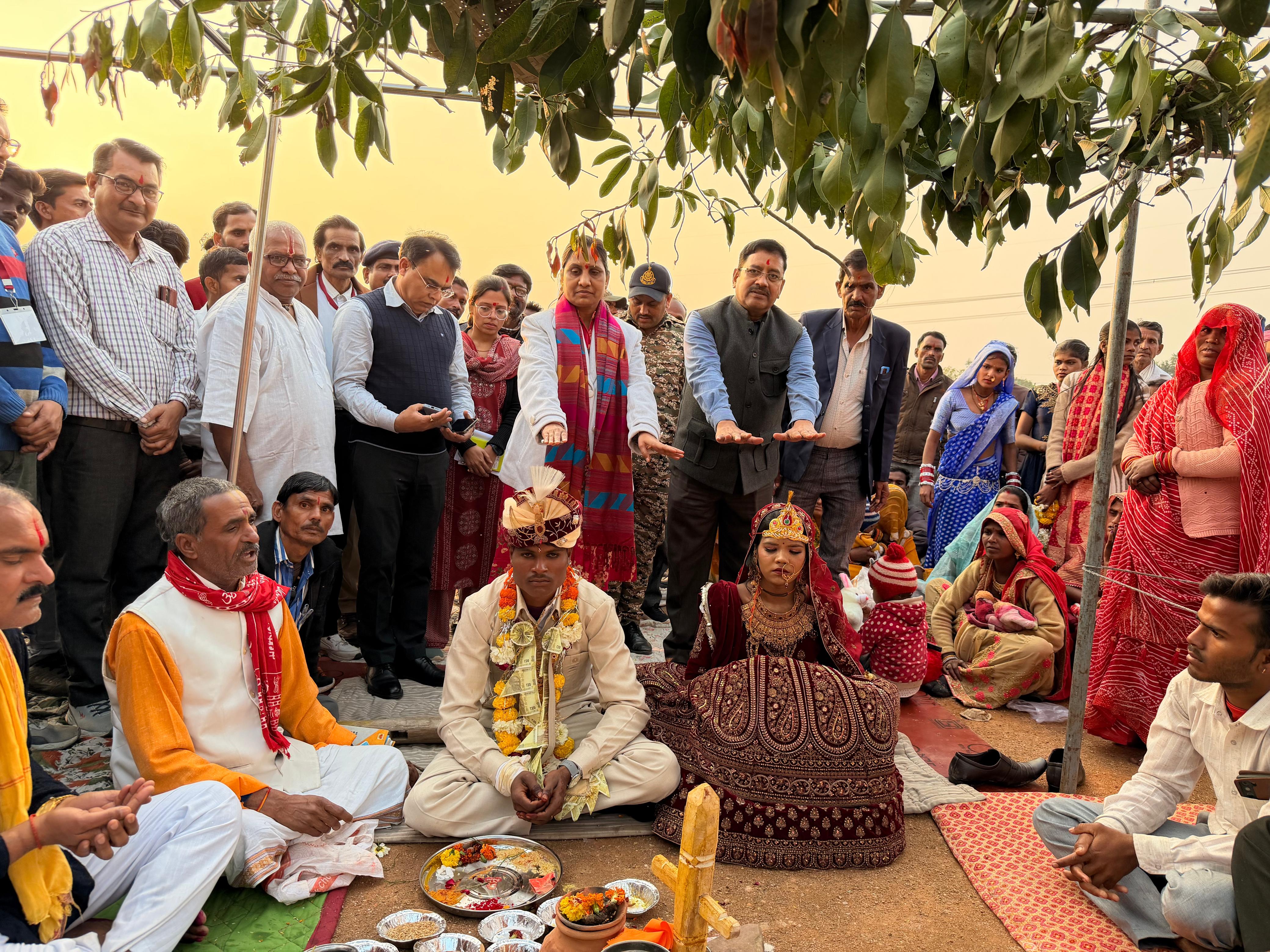 कन्या विवाह सबसे बड़ा पुण्य का कार्य है - कलेक्टर  कन्या विवाह में  कलेक्टर एबम पुलिस अधीक्षक ने दिया दो जोड़ो को आशीर्वाद posted by Bhupendra Singh Kushwah  from Prithvipur