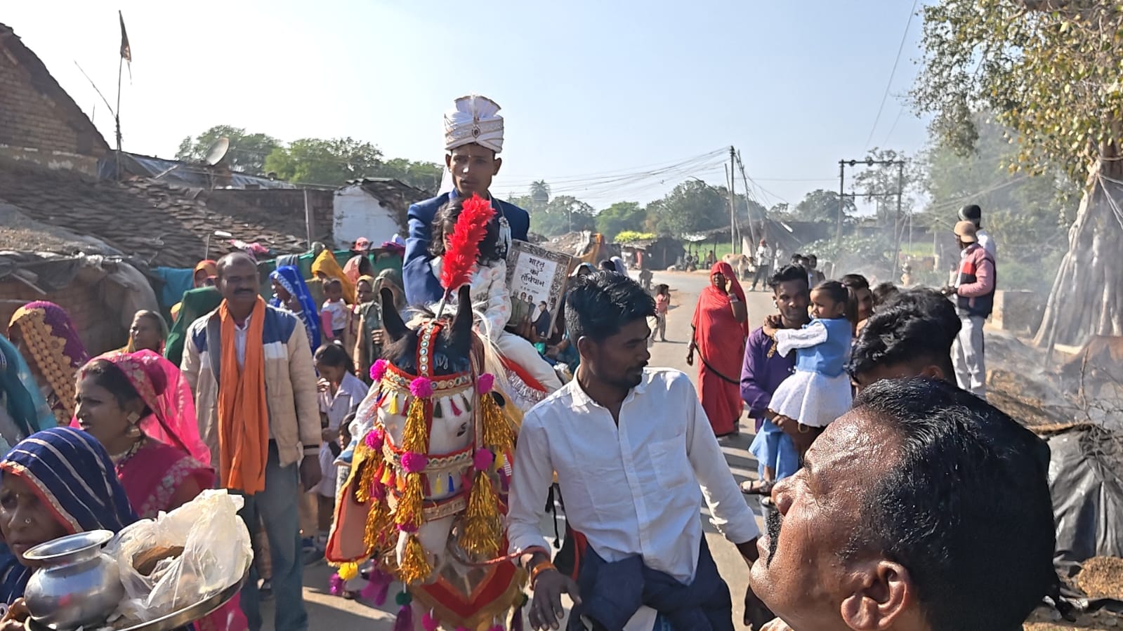भारत का संविधान हांथ में लेकर घोड़े पर निकला दूल्हा