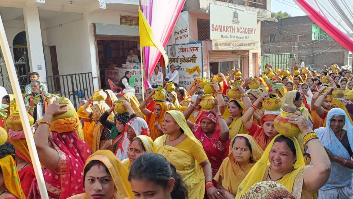 पीले रंग के परिधान में सिर पर कलश धारण कर भव्यता से निकली कलश यात्रा,जगह जगह हुआ स्वागत