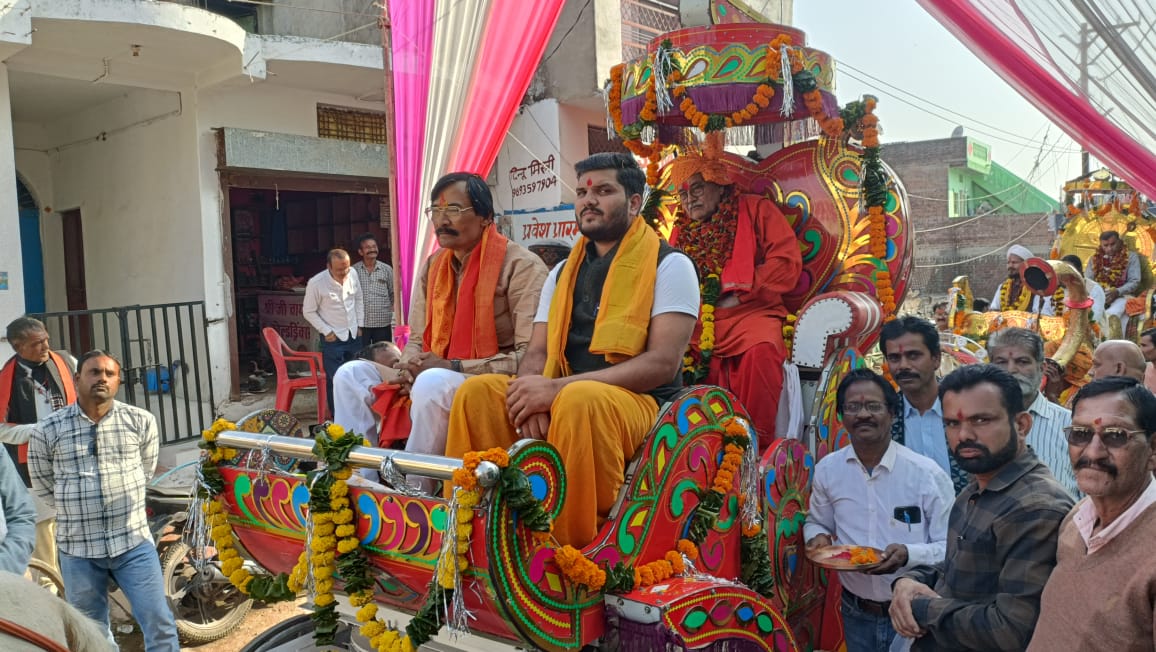 पीले रंग के परिधान में सिर पर कलश धारण कर भव्यता से निकली कलश यात्रा,जगह जगह हुआ स्वागत