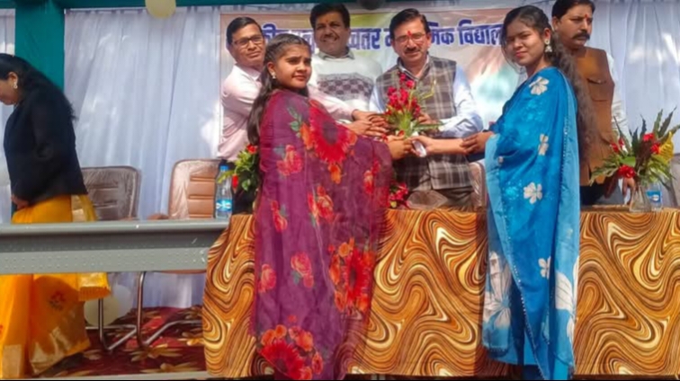 केसली उत्कृष्ट विद्यालय में 12वीं के छात्रों को दी गई विदाई