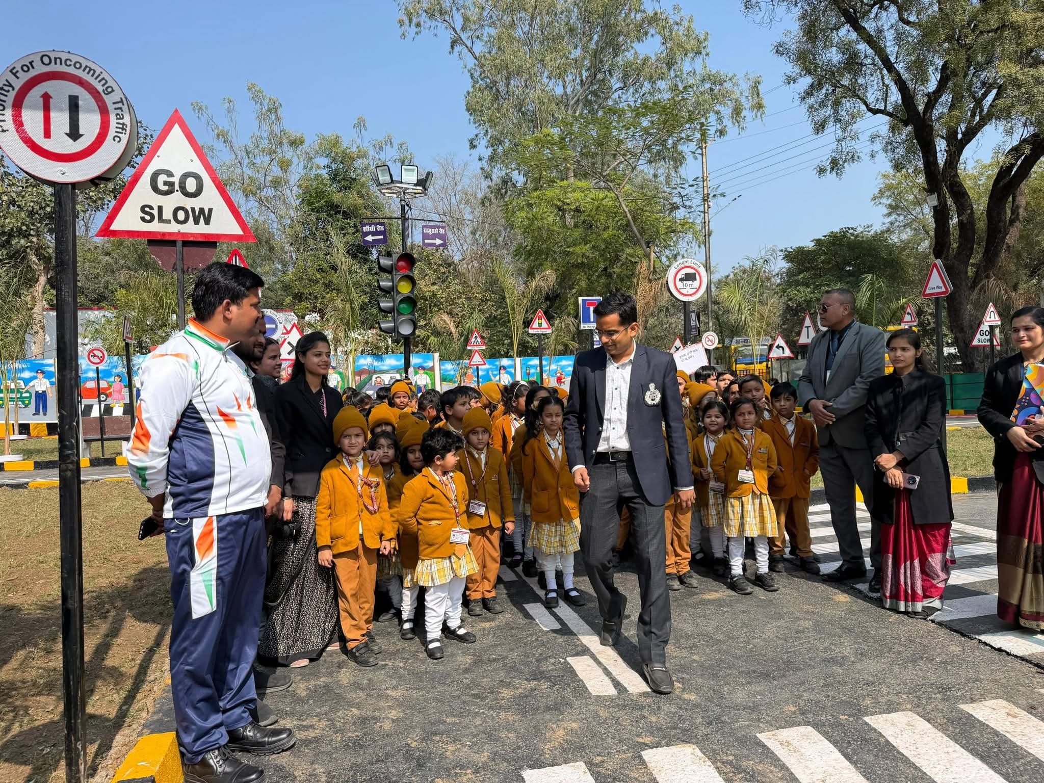 छतरपुर नवनिर्मित ट्रैफिक पार्क में स्कूली बच्चों का भ्रमण जारी- पुलिस अधीक्षक छतरपुर श्री अगम जैन द्वारा डीसेंट स्कूल से आए छात्र-छात्राओं से संवाद कर बताई गई जानकारी  यातायात सिग्नल, संकेतक, चित्रकारी एवं बैनर के माध्यम से छात्र-छात्राओं को किया गया यातायात नियमो ं के प्रति जागरूक