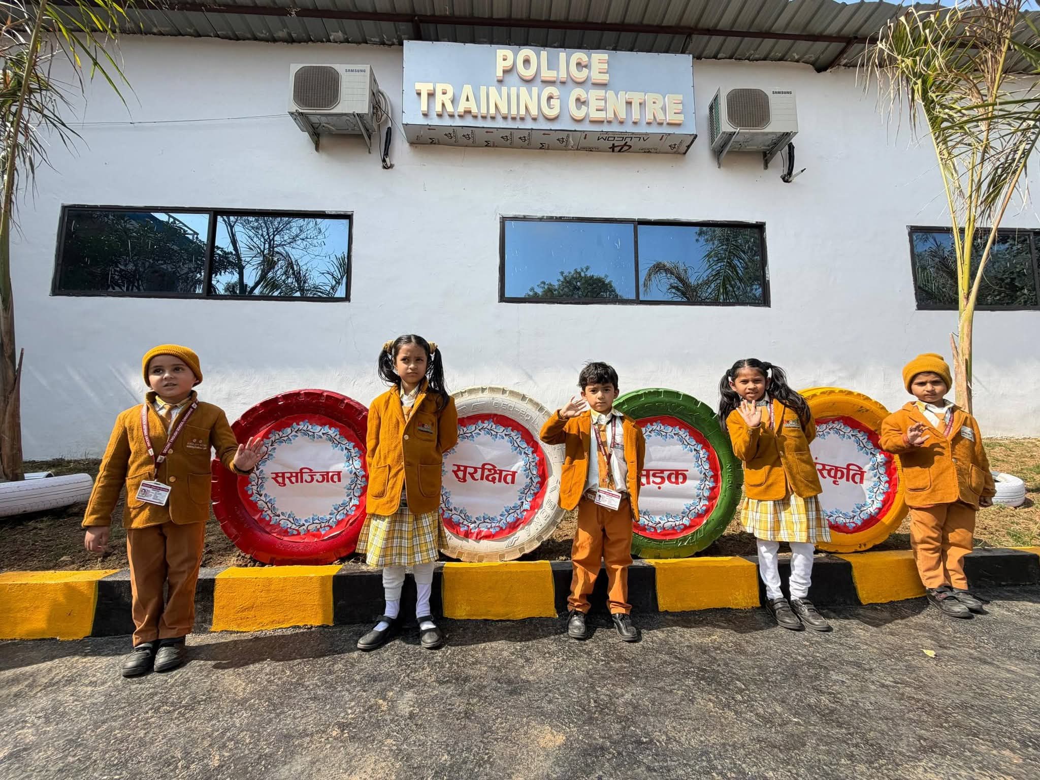छतरपुर नवनिर्मित ट्रैफिक पार्क में स्कूली बच्चों का भ्रमण जारी- पुलिस अधीक्षक छतरपुर श्री अगम जैन द्वारा डीसेंट स्कूल से आए छात्र-छात्राओं से संवाद कर बताई गई जानकारी  यातायात सिग्नल, संकेतक, चित्रकारी एवं बैनर के माध्यम से छात्र-छात्राओं को किया गया यातायात नियमो ं के प्रति जागरूक