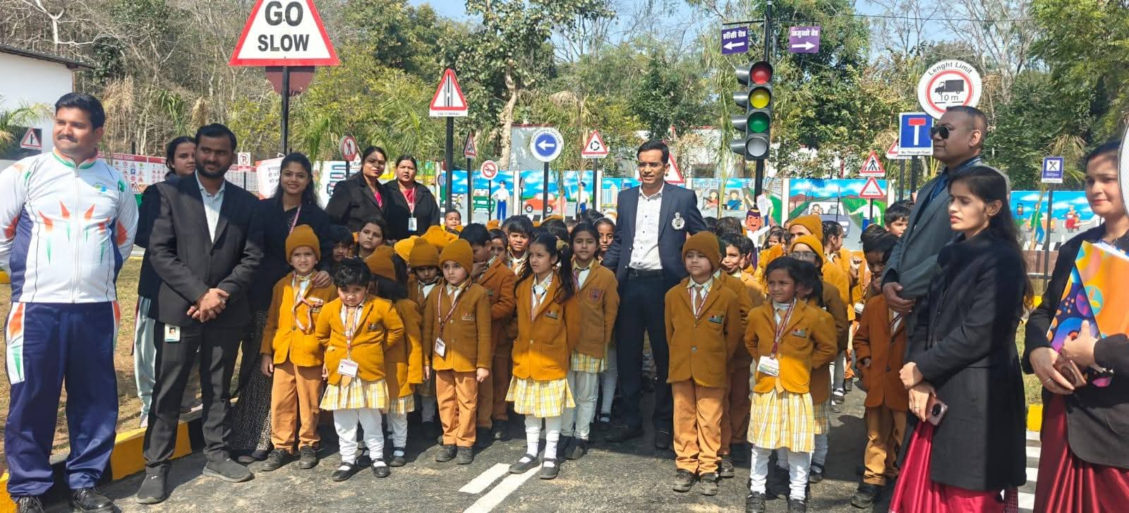 छतरपुर नवनिर्मित ट्रैफिक पार्क में स्कूली बच्चों का भ्रमण जारी- पुलिस अधीक्षक छतरपुर श्री अगम जैन द्वारा डीसेंट स्कूल से आए छात्र-छात्राओं से संवाद कर बताई गई जानकारी  यातायात सिग्नल, संकेतक, चित्रकारी एवं बैनर के माध्यम से छात्र-छात्राओं को किया गया यातायात नियमो ं के प्रति जागरूक