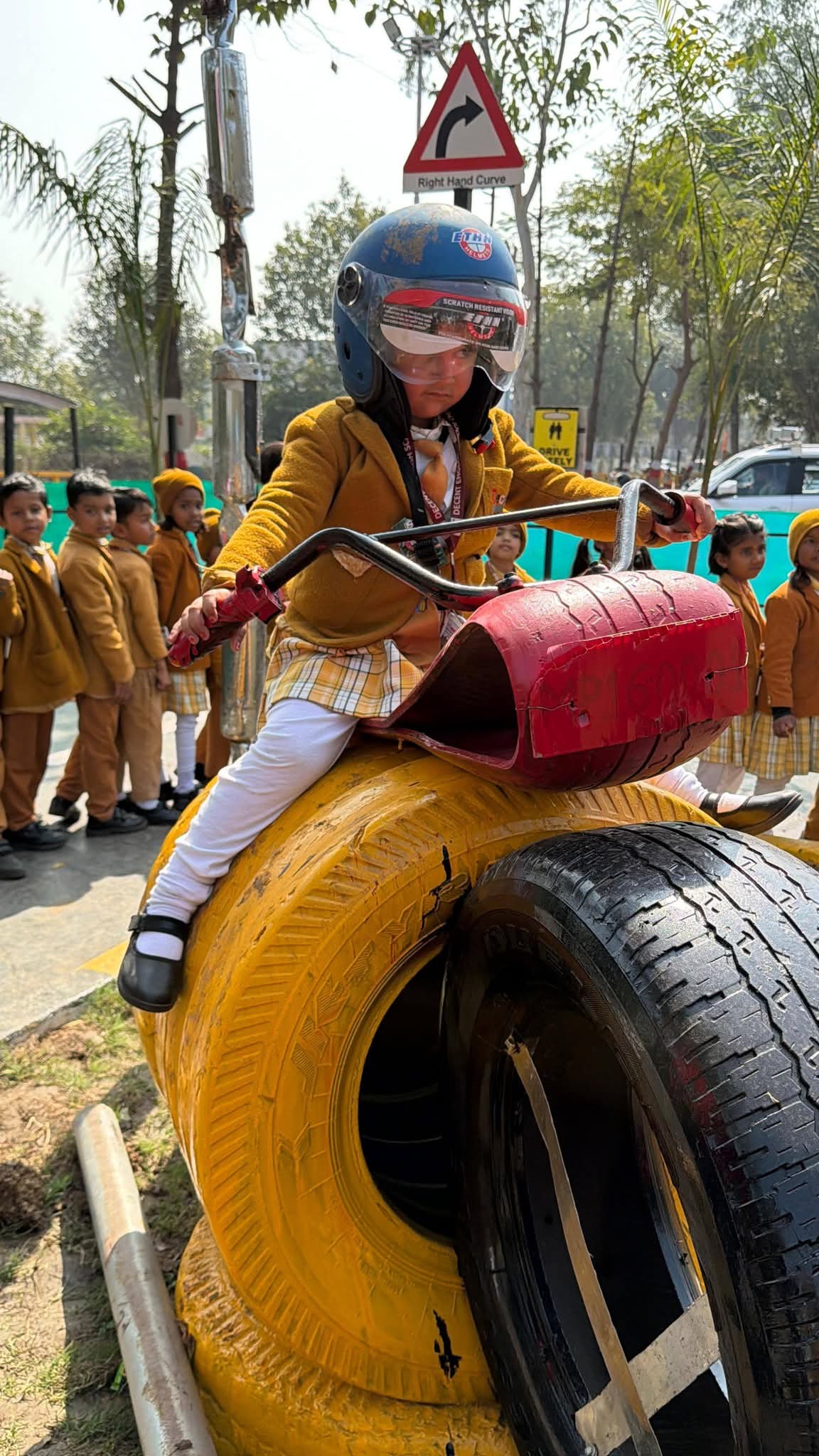 छतरपुर नवनिर्मित ट्रैफिक पार्क में स्कूली बच्चों का भ्रमण जारी- पुलिस अधीक्षक छतरपुर श्री अगम जैन द्वारा डीसेंट स्कूल से आए छात्र-छात्राओं से संवाद कर बताई गई जानकारी  यातायात सिग्नल, संकेतक, चित्रकारी एवं बैनर के माध्यम से छात्र-छात्राओं को किया गया यातायात नियमो ं के प्रति जागरूक