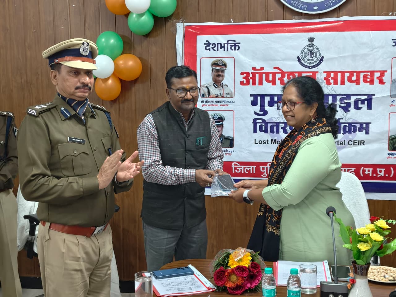 डीआईजी  विजय खत्री और एसपी  मंडलोई ने महिला सुरक्षा अभियान के दलों को हरी झंडी दिखाकर किया रवाना*