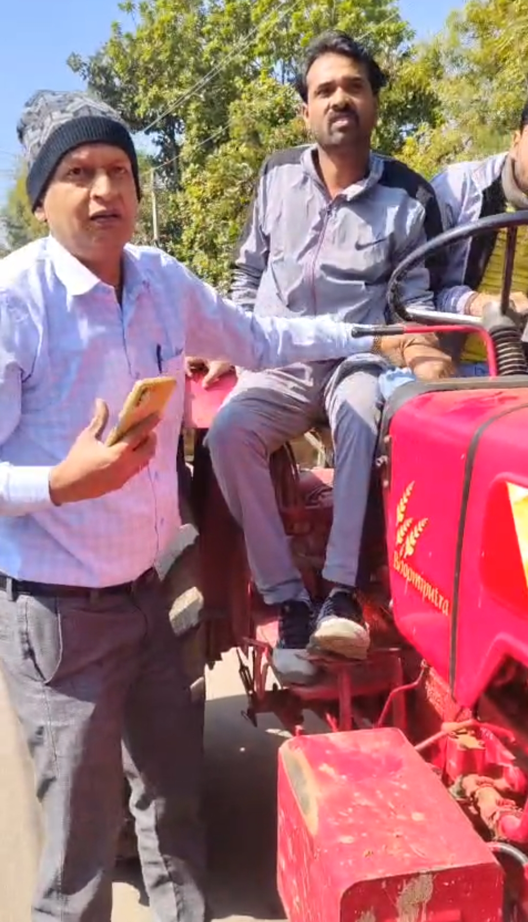 अवैध उत्खनन करते एक ट्रैक्टर ट्राली जप्ती के दौरान खनिज विभाग की टीम से विवाद 