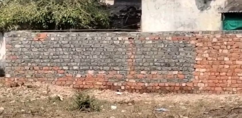 संजय गांधी ताप विद्युत मंडल की बाउंड्री वॉल निर्माण में भ्रष्टाचार के आरोप दीवार निर्माण या लीपा पोती सवाल