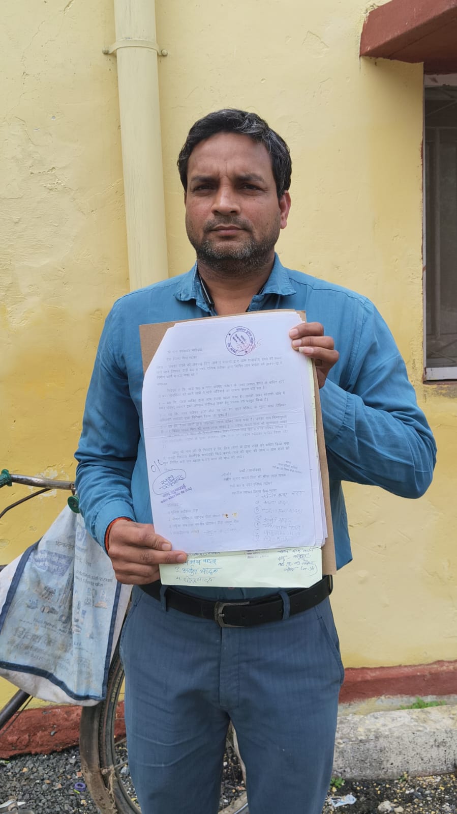 खाट बनी एम्बुलेंस: दबंगों के अतिक्रमण से रास्ता बाधित, एक किलोमीटर तक खाट पर ले जानी पड़ी मरीज